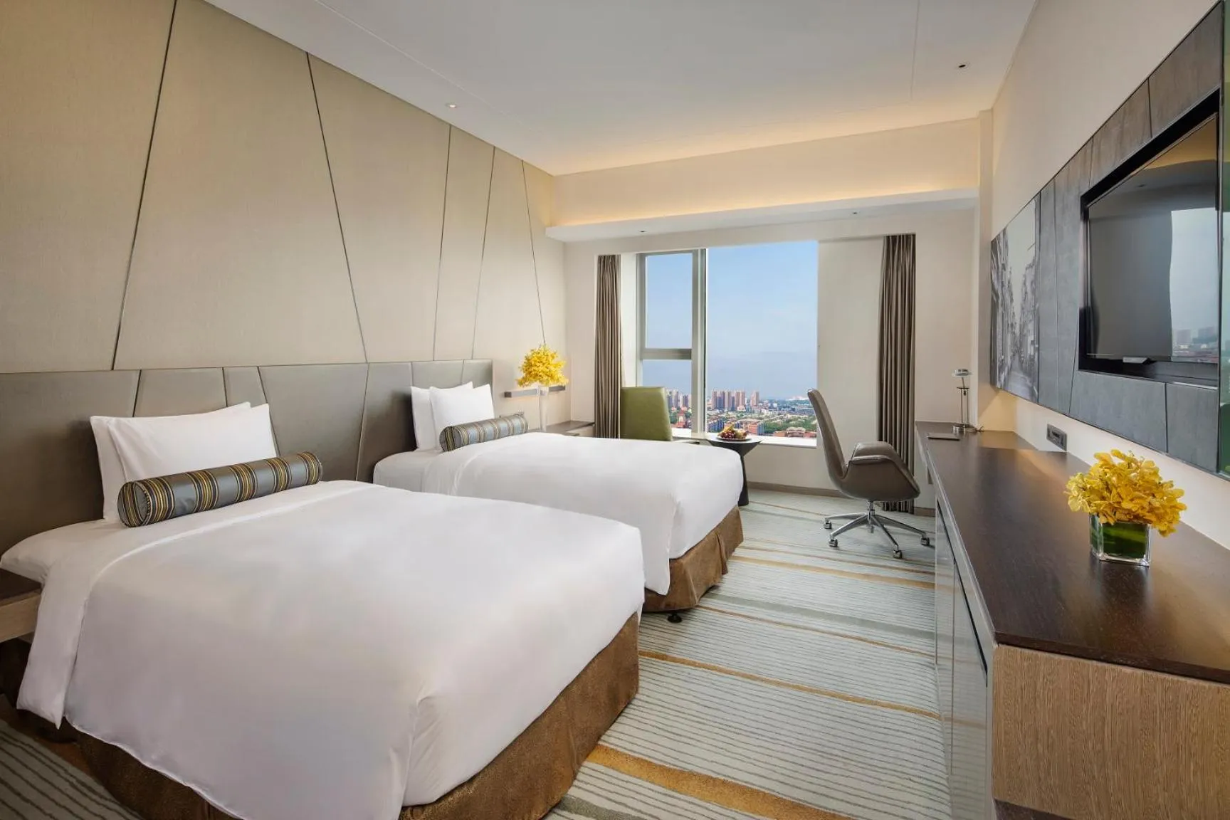 Photo of the whole room, Bed in Radisson Blu Shanghai Pudong Jinqiao