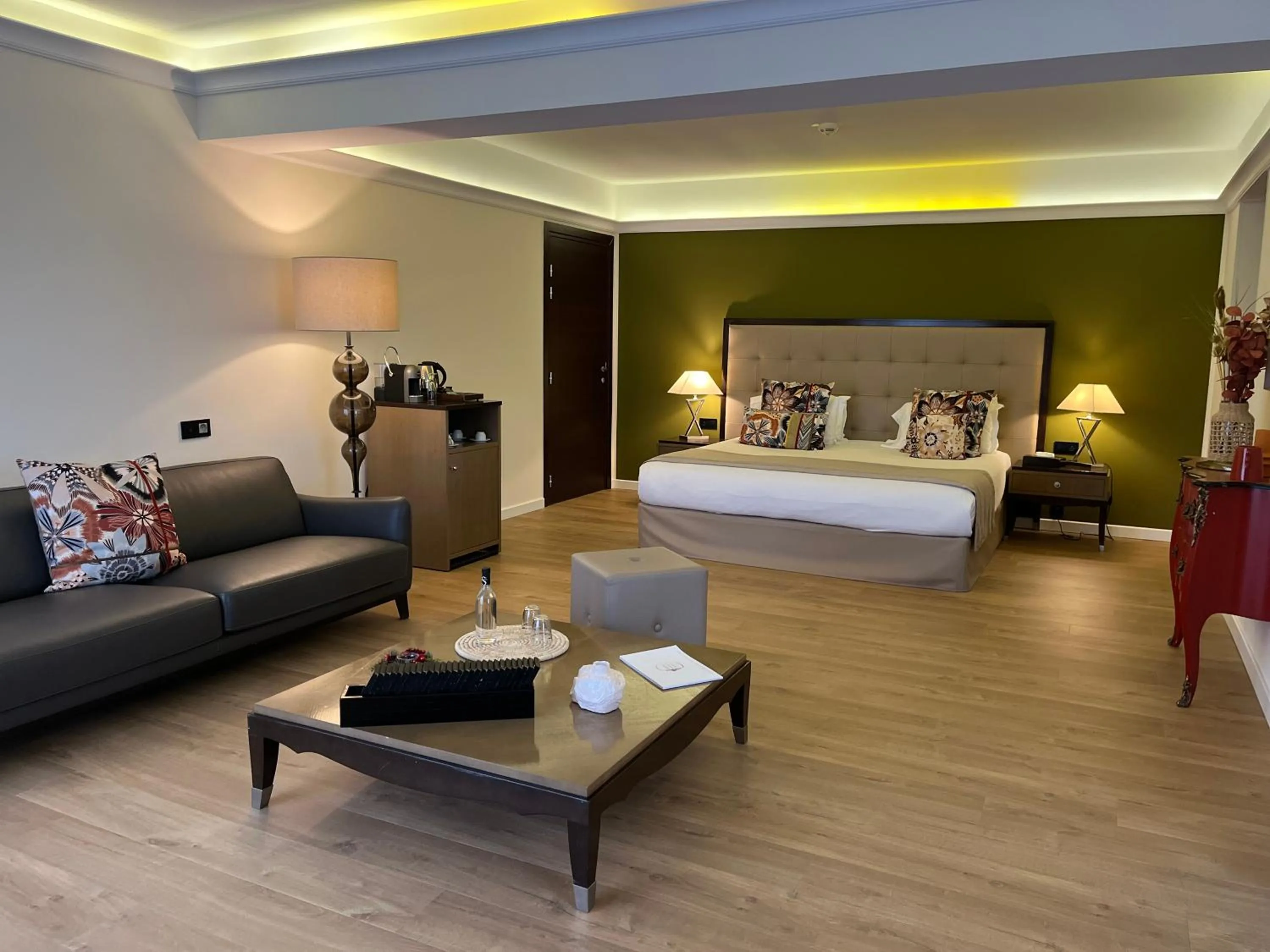 Photo of the whole room, Bed in Hôtel Des Gouverneurs