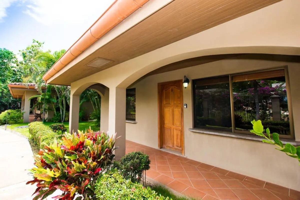 Cozy Garden Condo with Vibrant Tropical Decor, Swimming Pool and Rancho