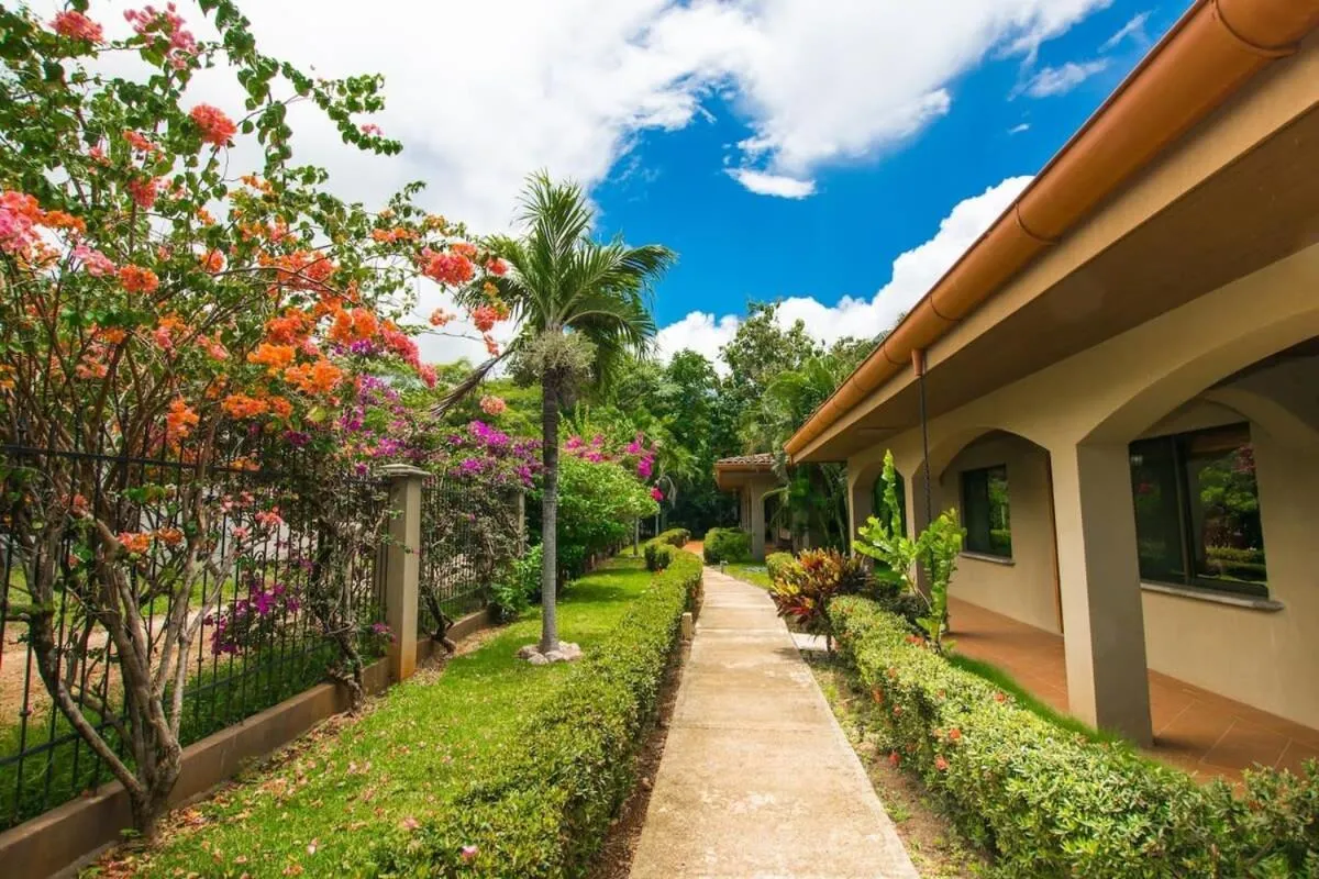 Cozy Garden Condo with Vibrant Tropical Decor, Swimming Pool and Rancho