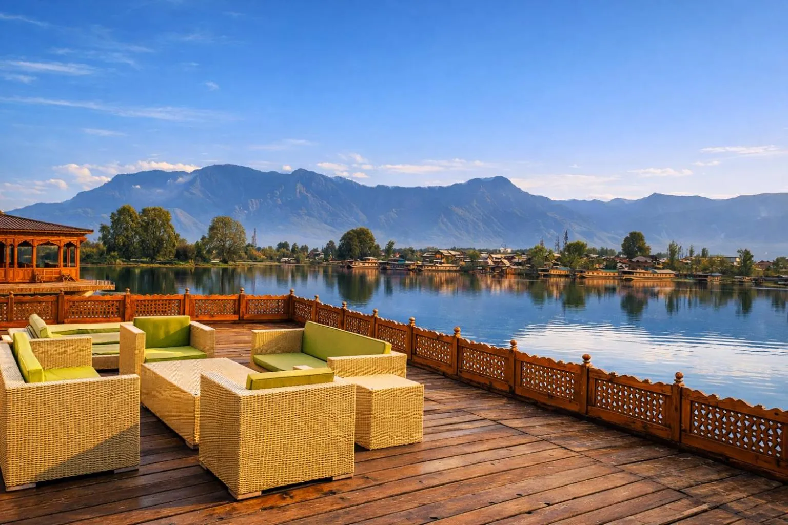 Lake view in Mascot Houseboats