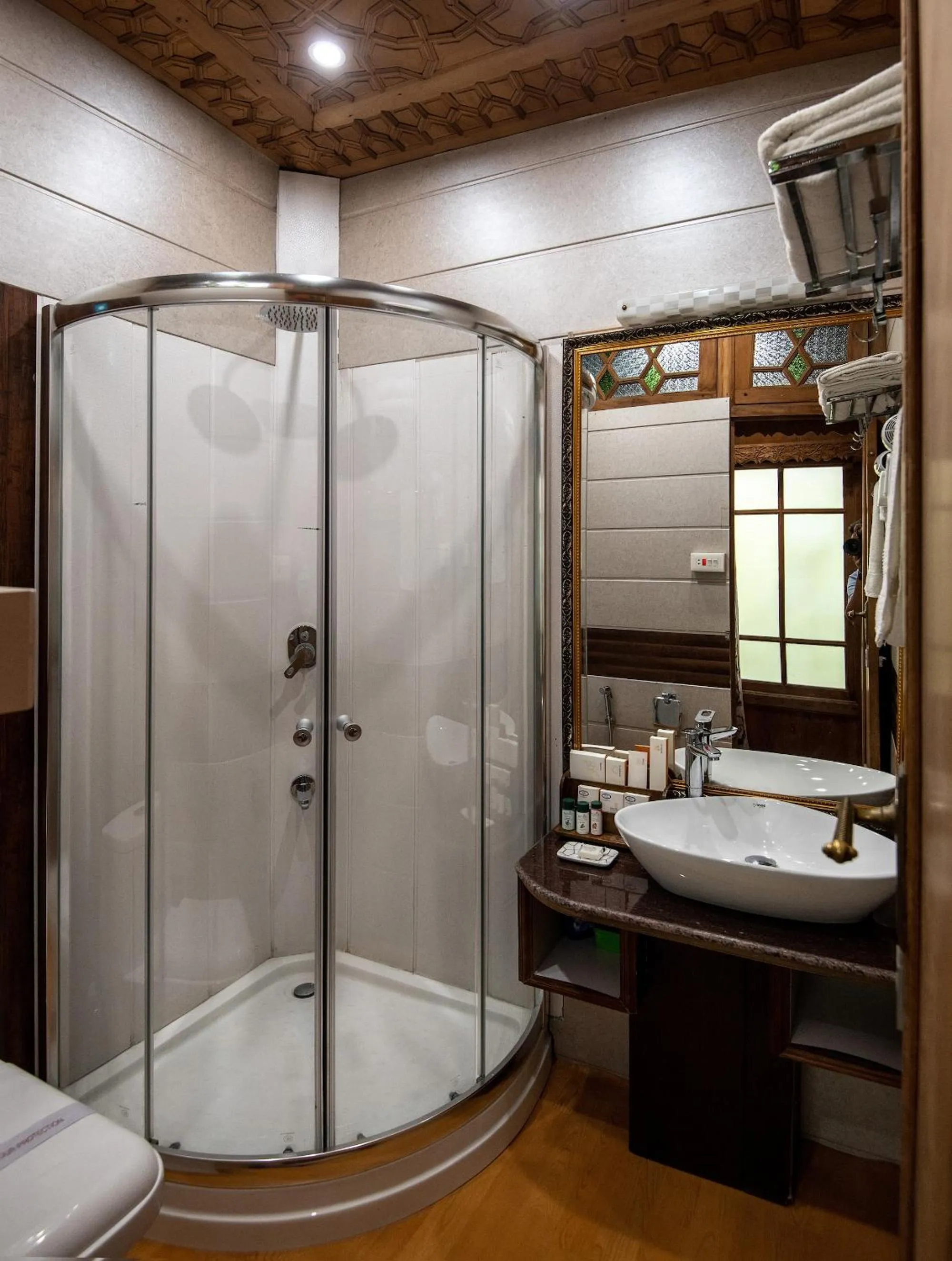 Bathroom in Mascot Houseboats