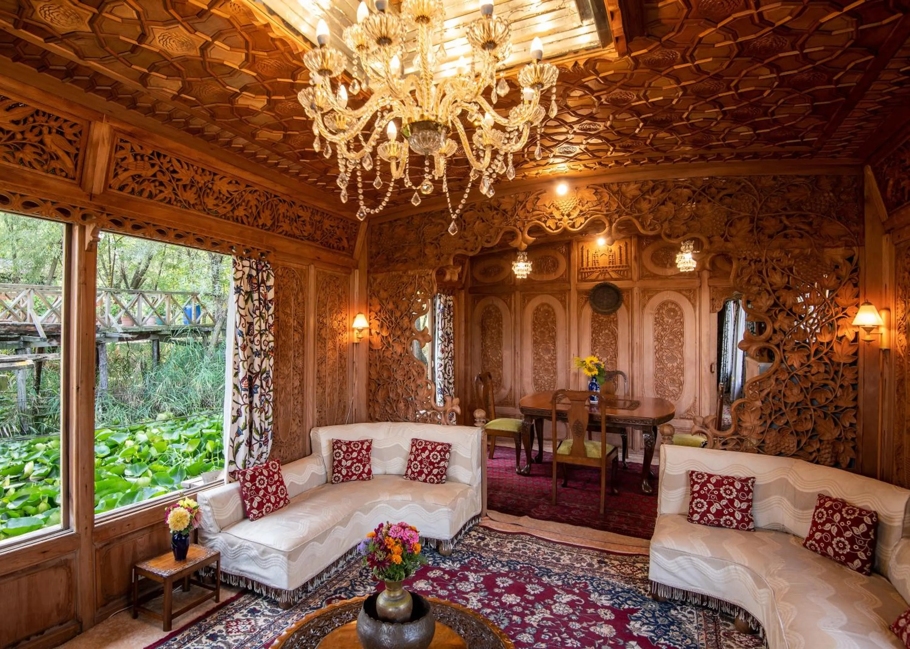 Seating area in Mascot Houseboats