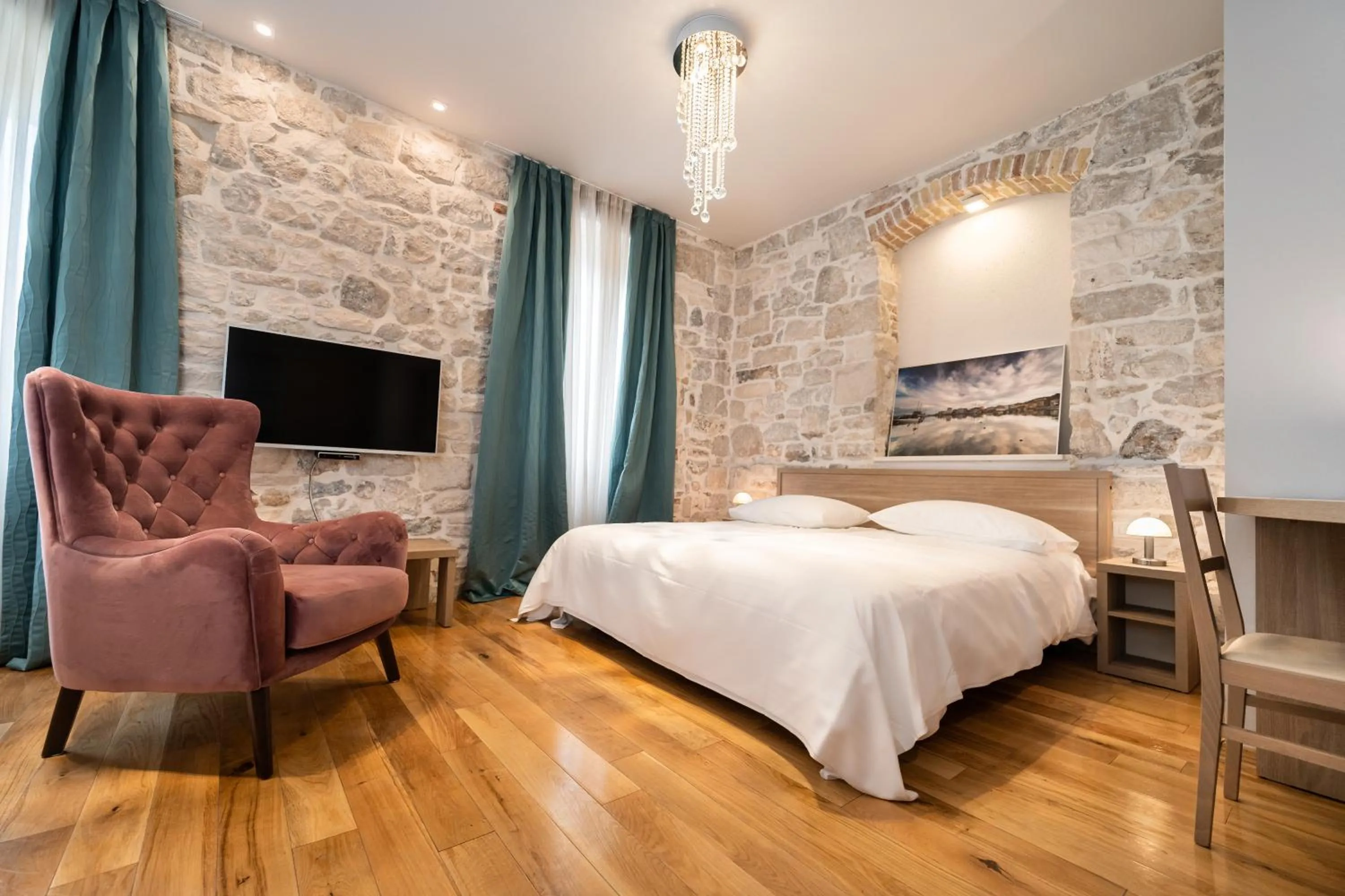 Bed in Tifani Luxury Rooms 2