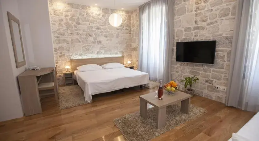 Triple Room in Tifani Luxury Rooms 2 Triple Room in Tifani Luxury Rooms 2
