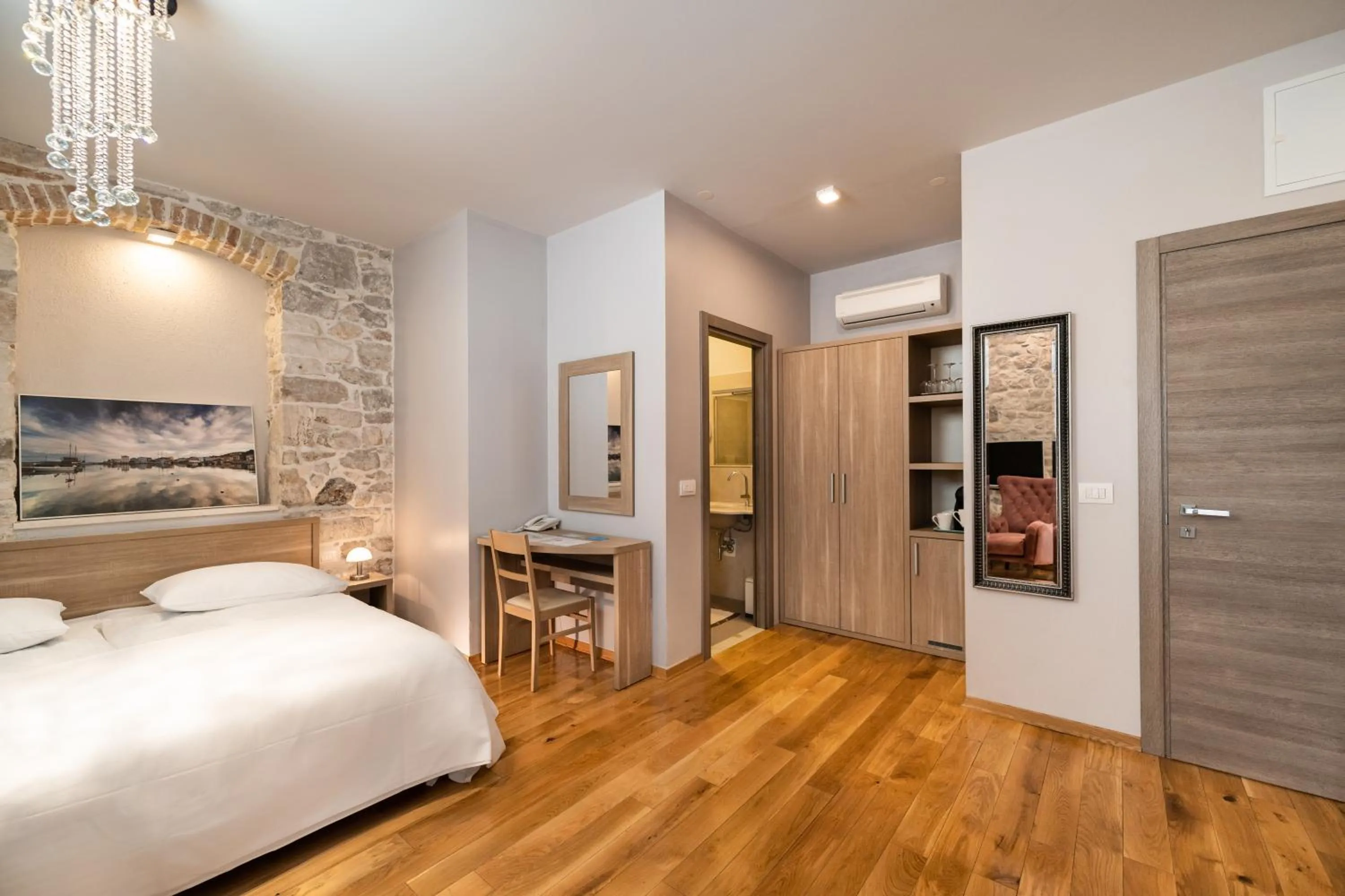 Bed in Tifani Luxury Rooms 2