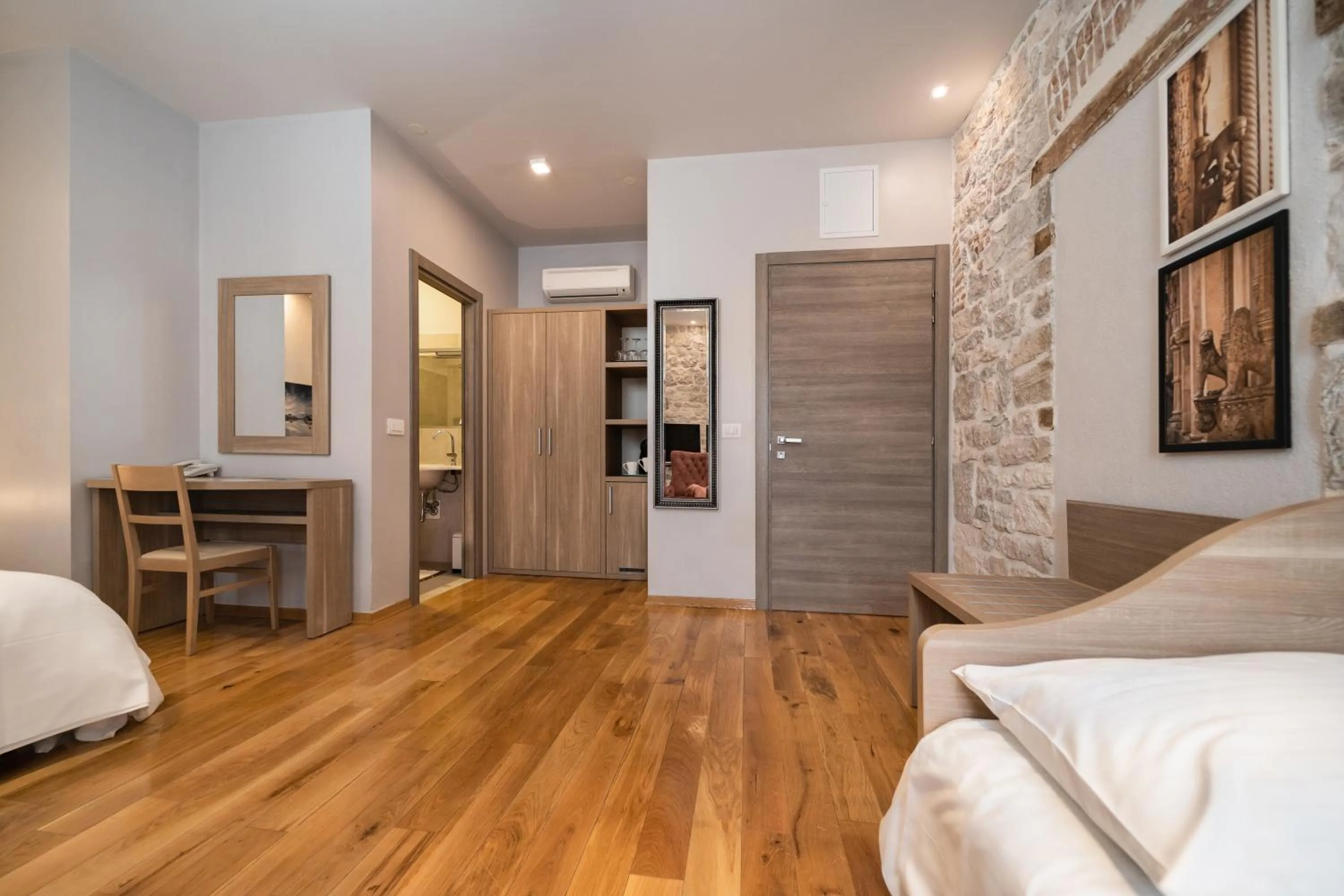 Bed in Tifani Luxury Rooms 2