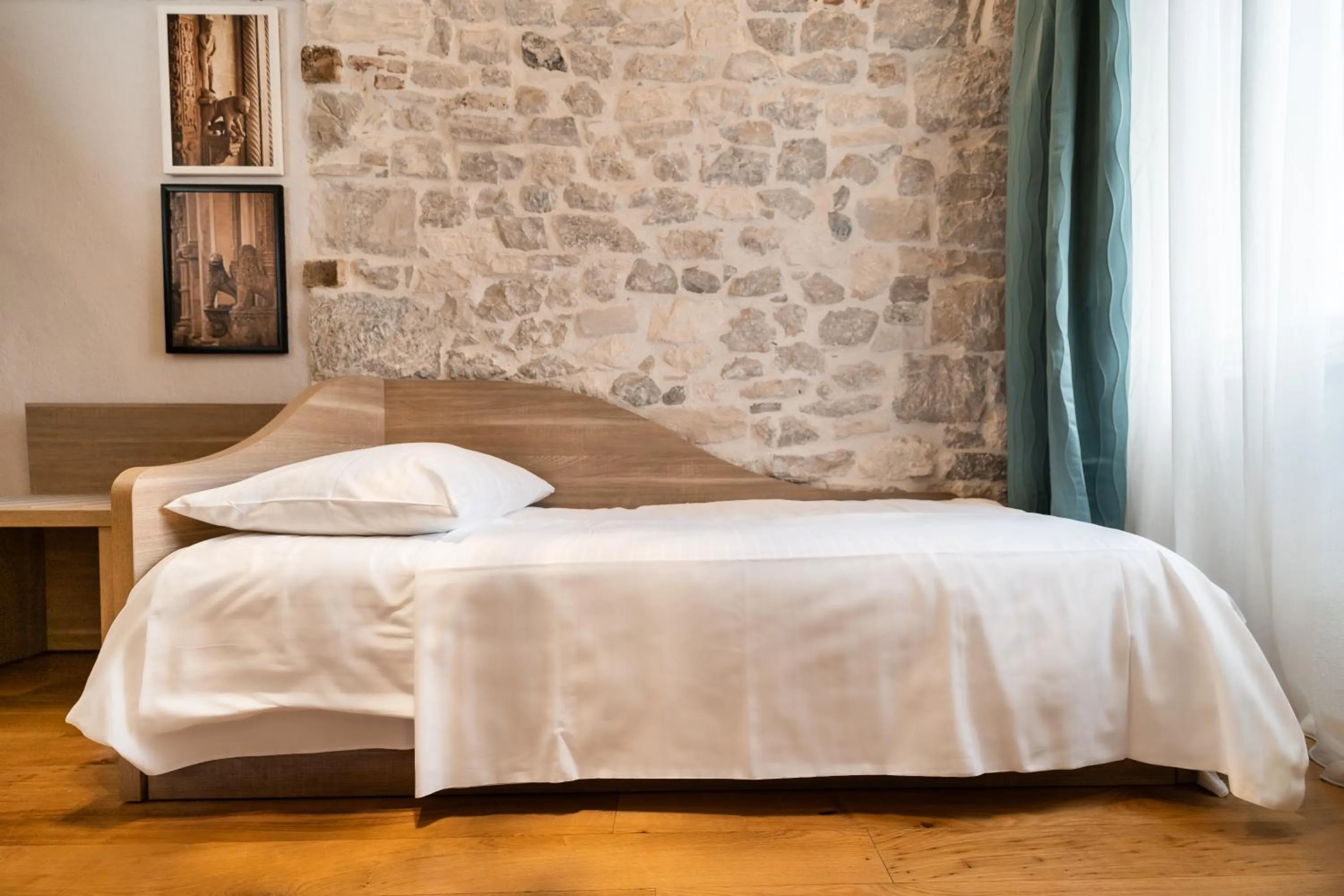 Bed in Tifani Luxury Rooms 2