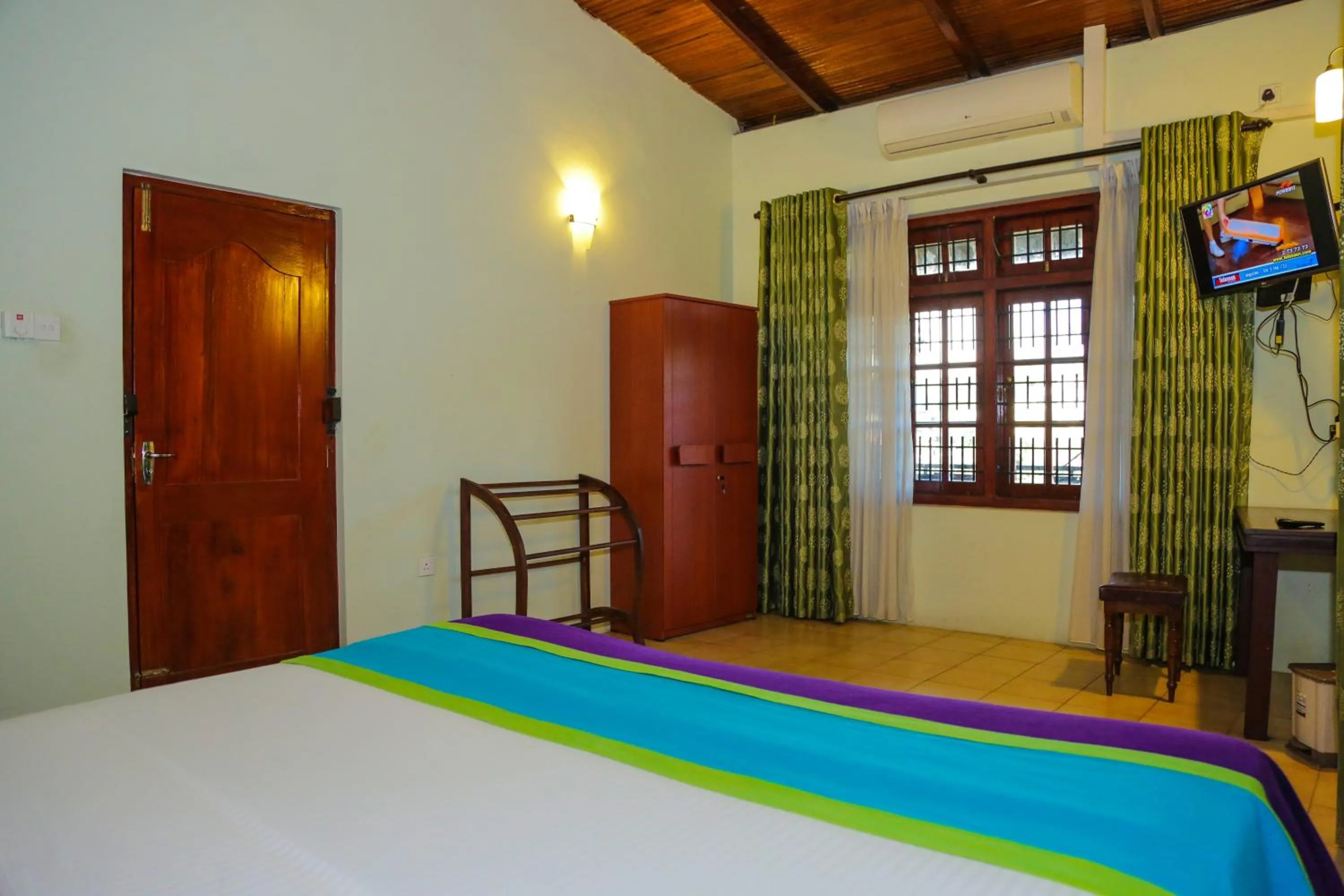 Bed in Kandyan Hideout