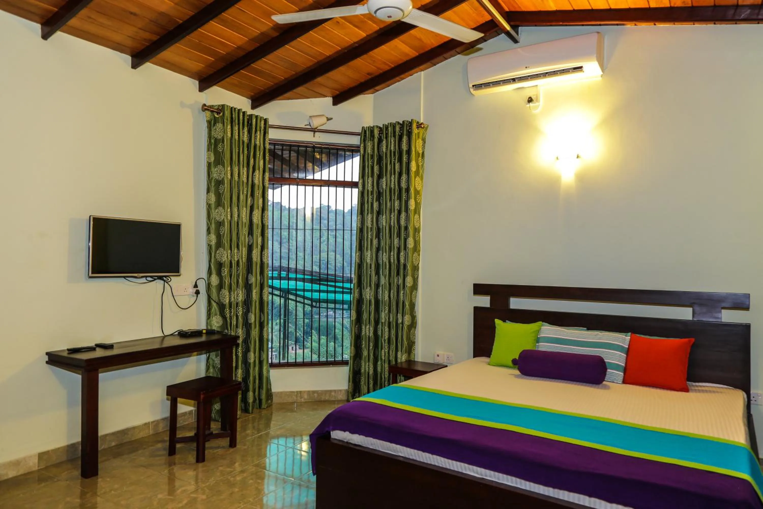 Bed in Kandyan Hideout