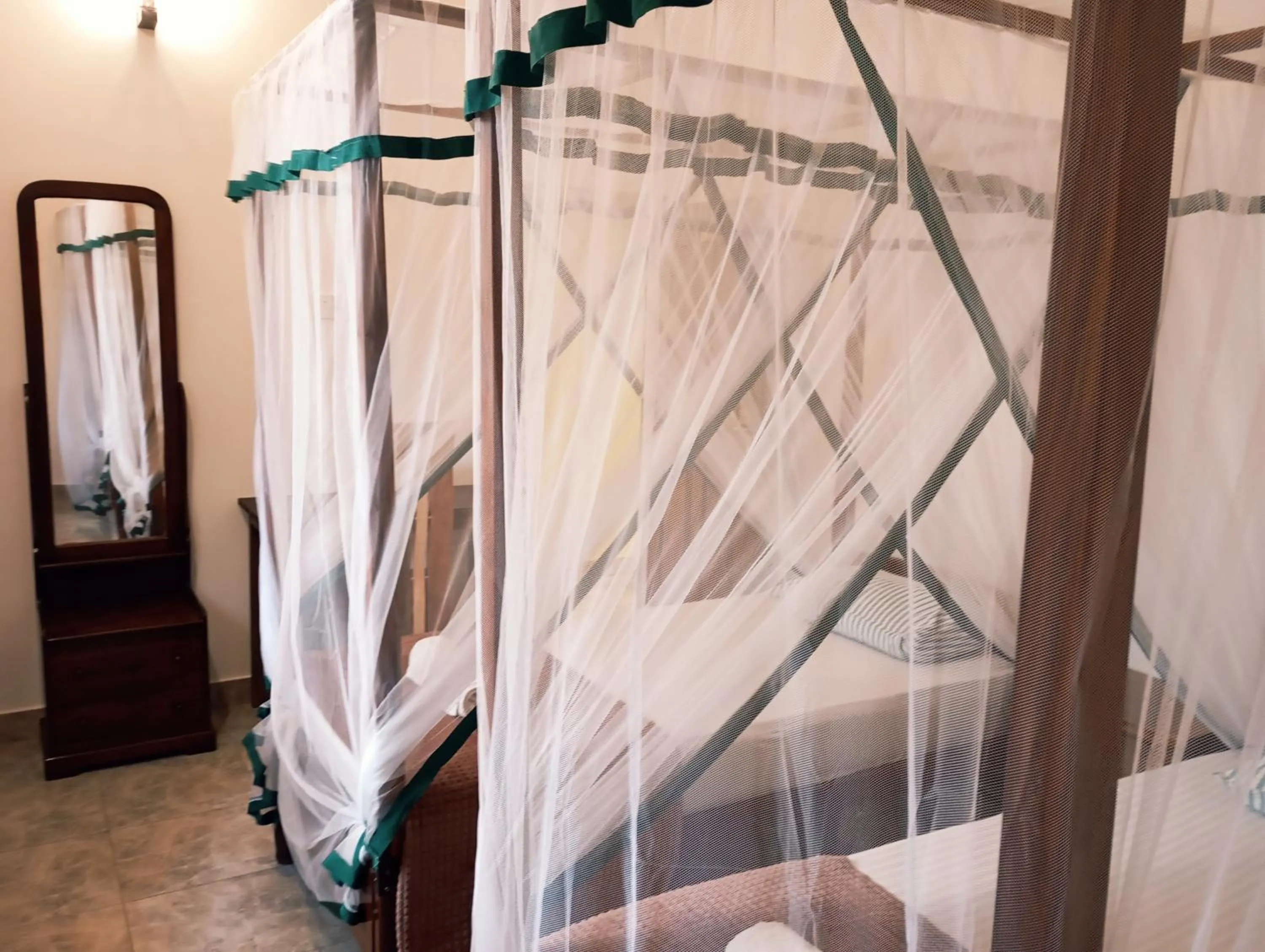 Bed in Hot Tuna Surfers Rest Midigama