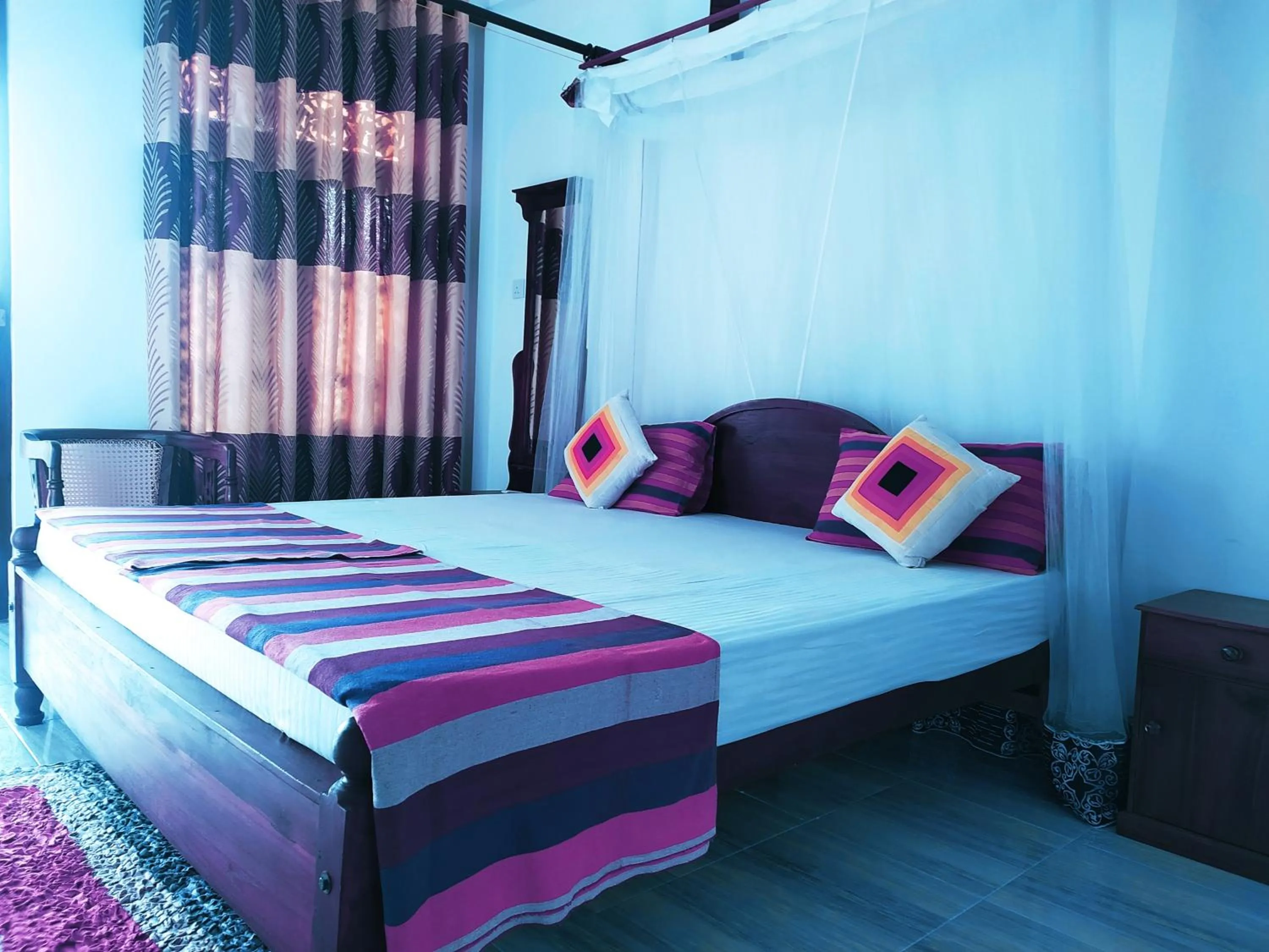 Bed in Hot Tuna Surfers Rest Midigama