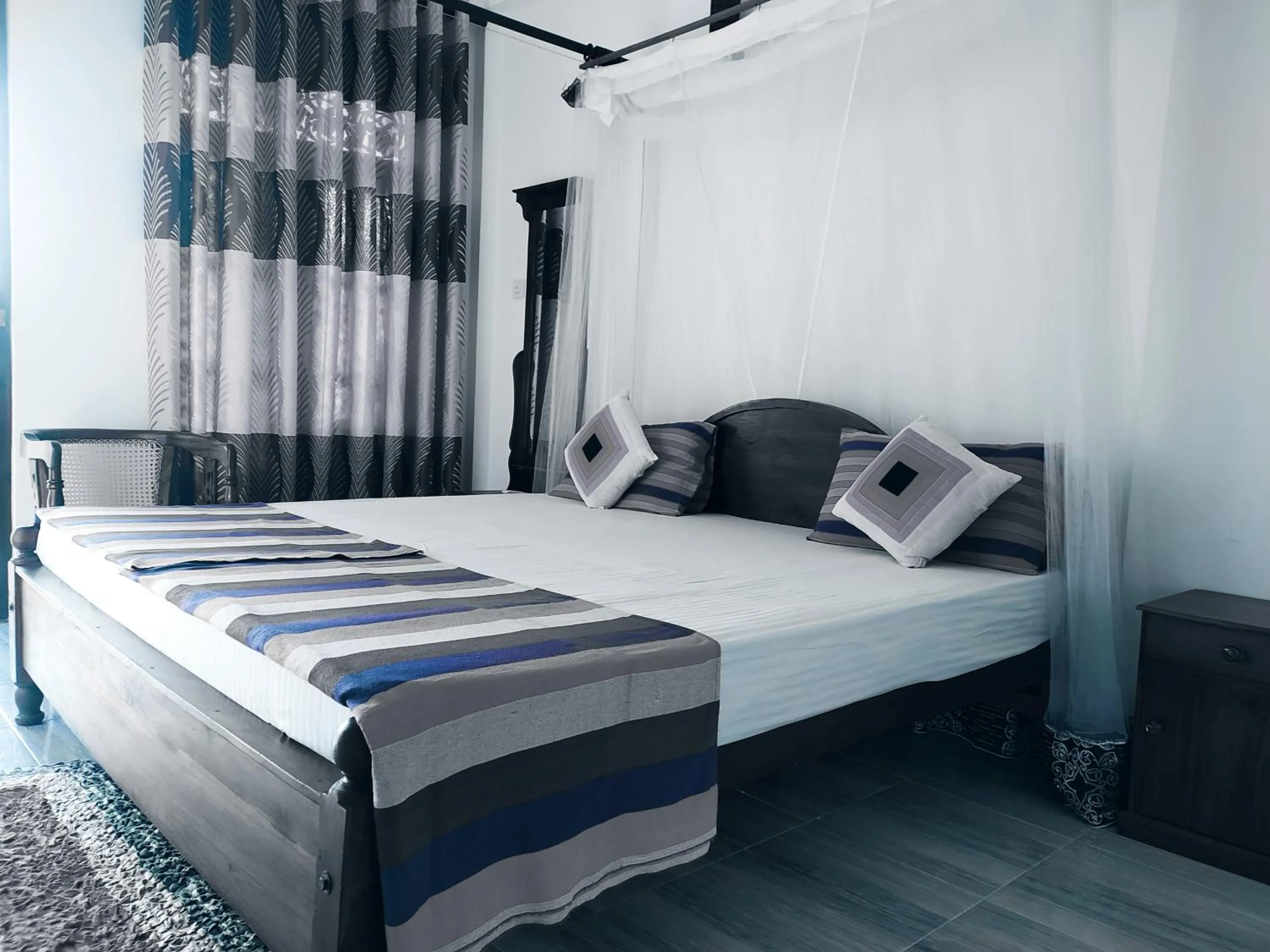 Bed in Hot Tuna Surfers Rest Midigama