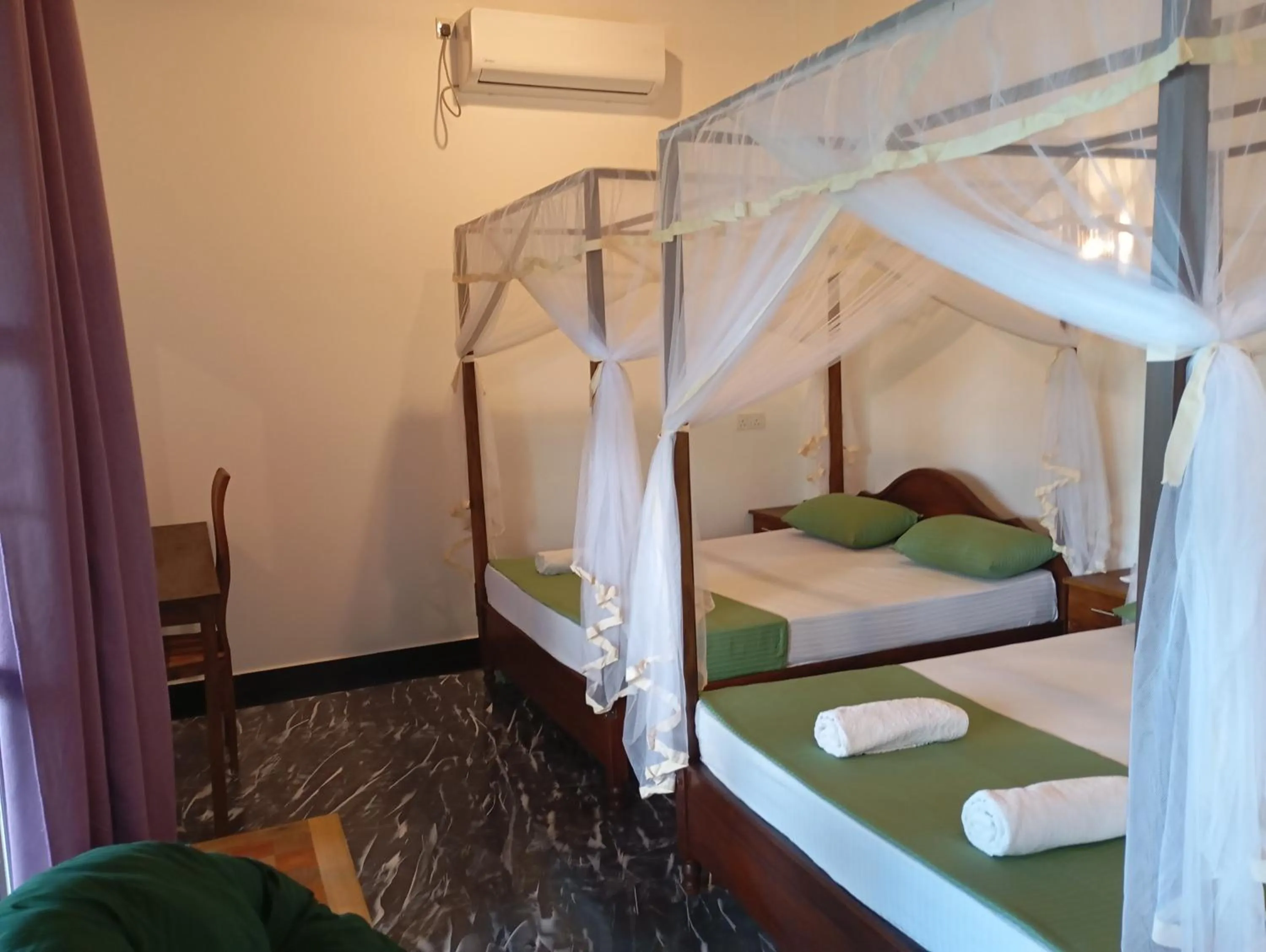 Bed in Hot Tuna Surfers Rest Midigama