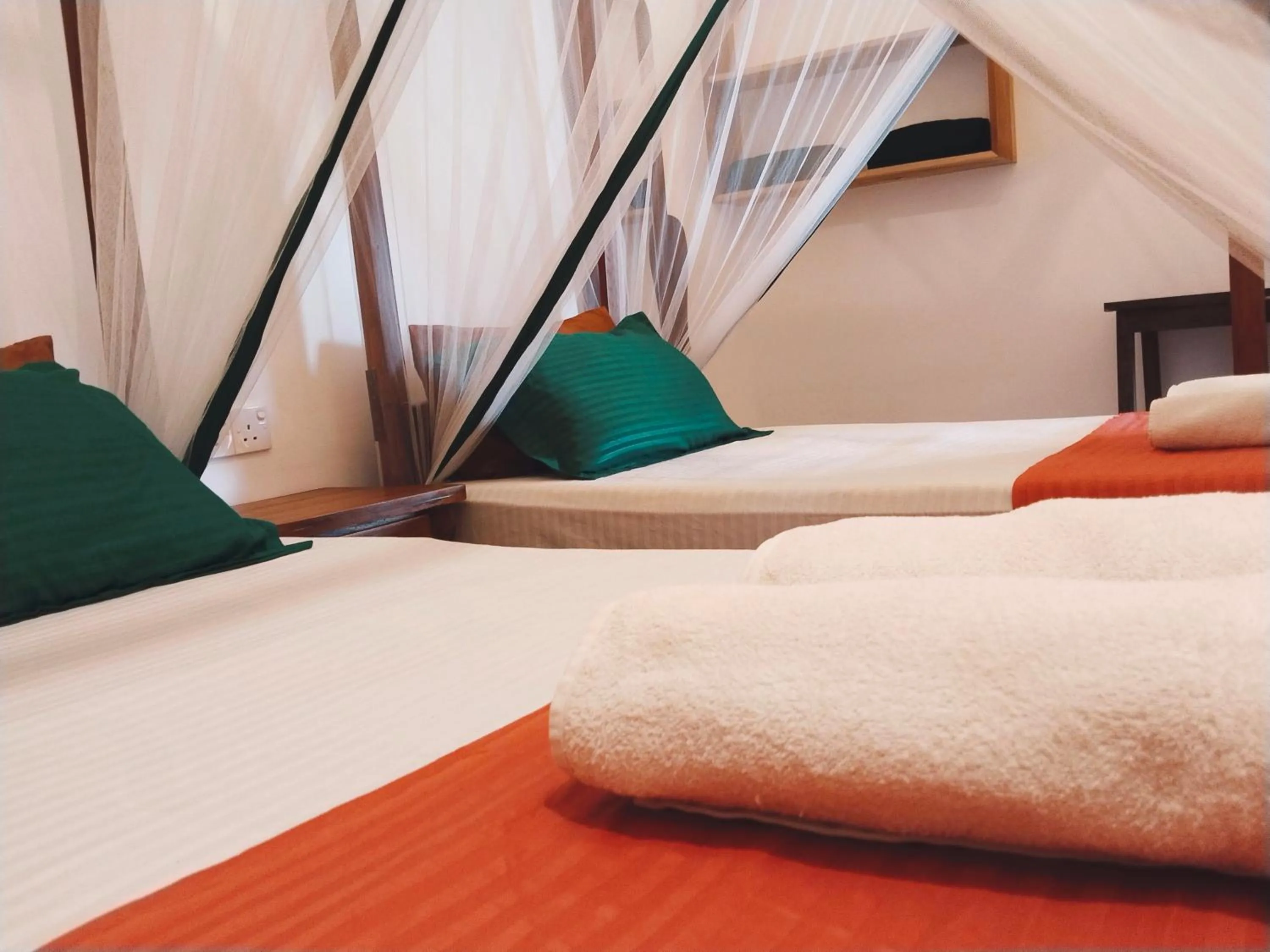 Bed in Hot Tuna Surfers Rest Midigama