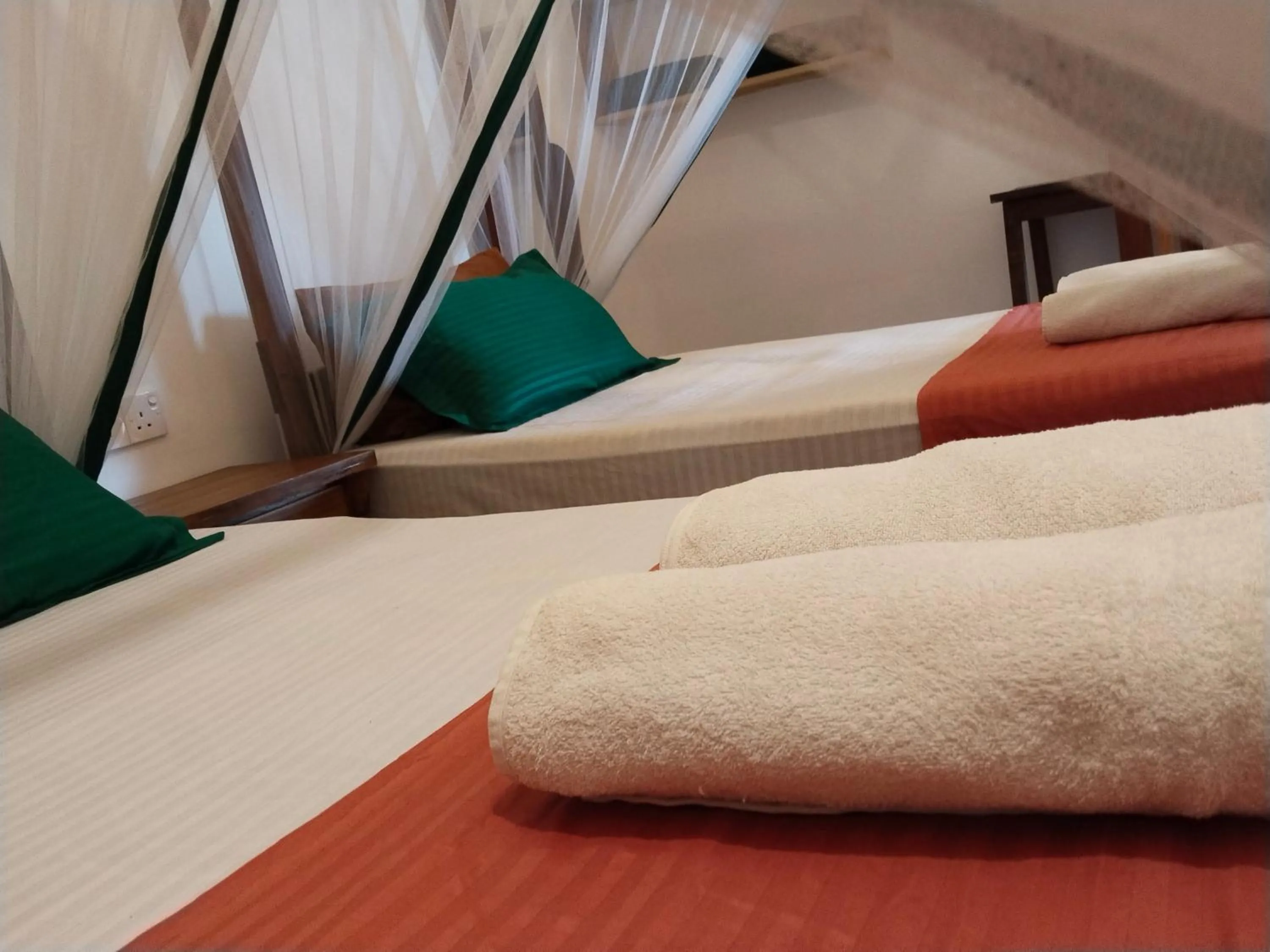 Bed in Hot Tuna Surfers Rest Midigama