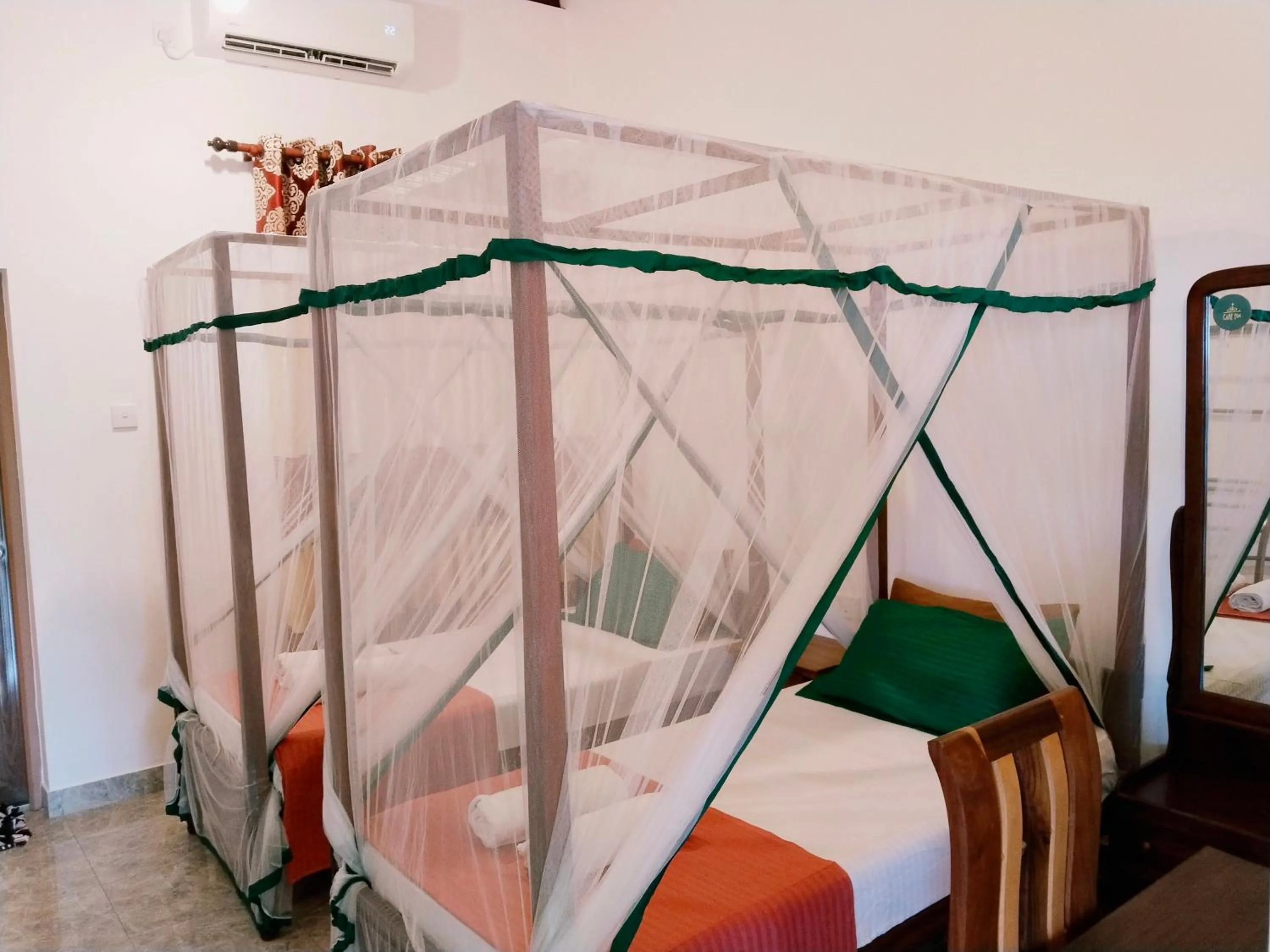 Bed in Hot Tuna Surfers Rest Midigama