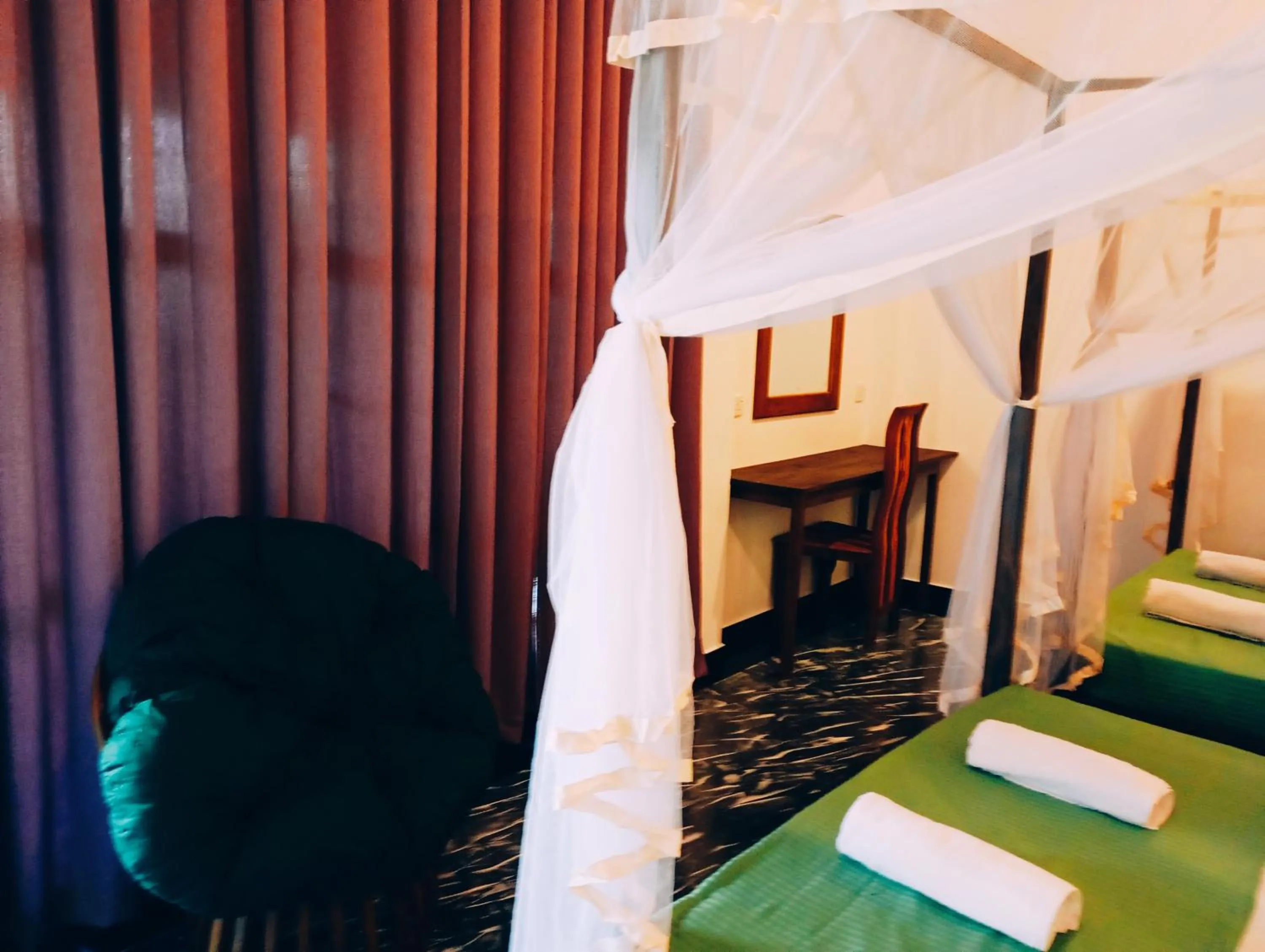 Bed in Hot Tuna Surfers Rest Midigama