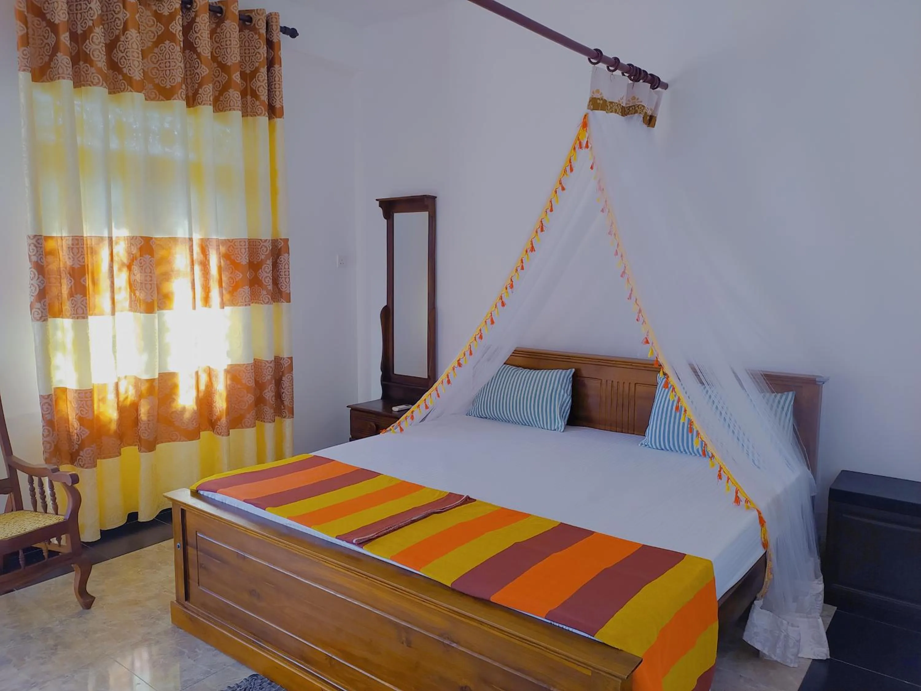 Bed in Hot Tuna Surfers Rest Midigama