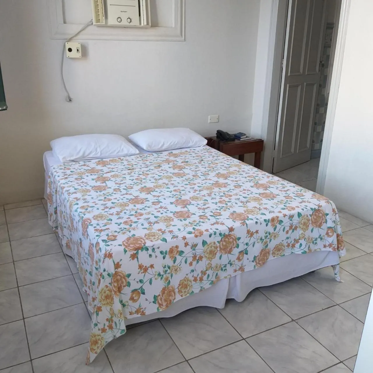 Photo of the whole room, Bed in Hotel Central