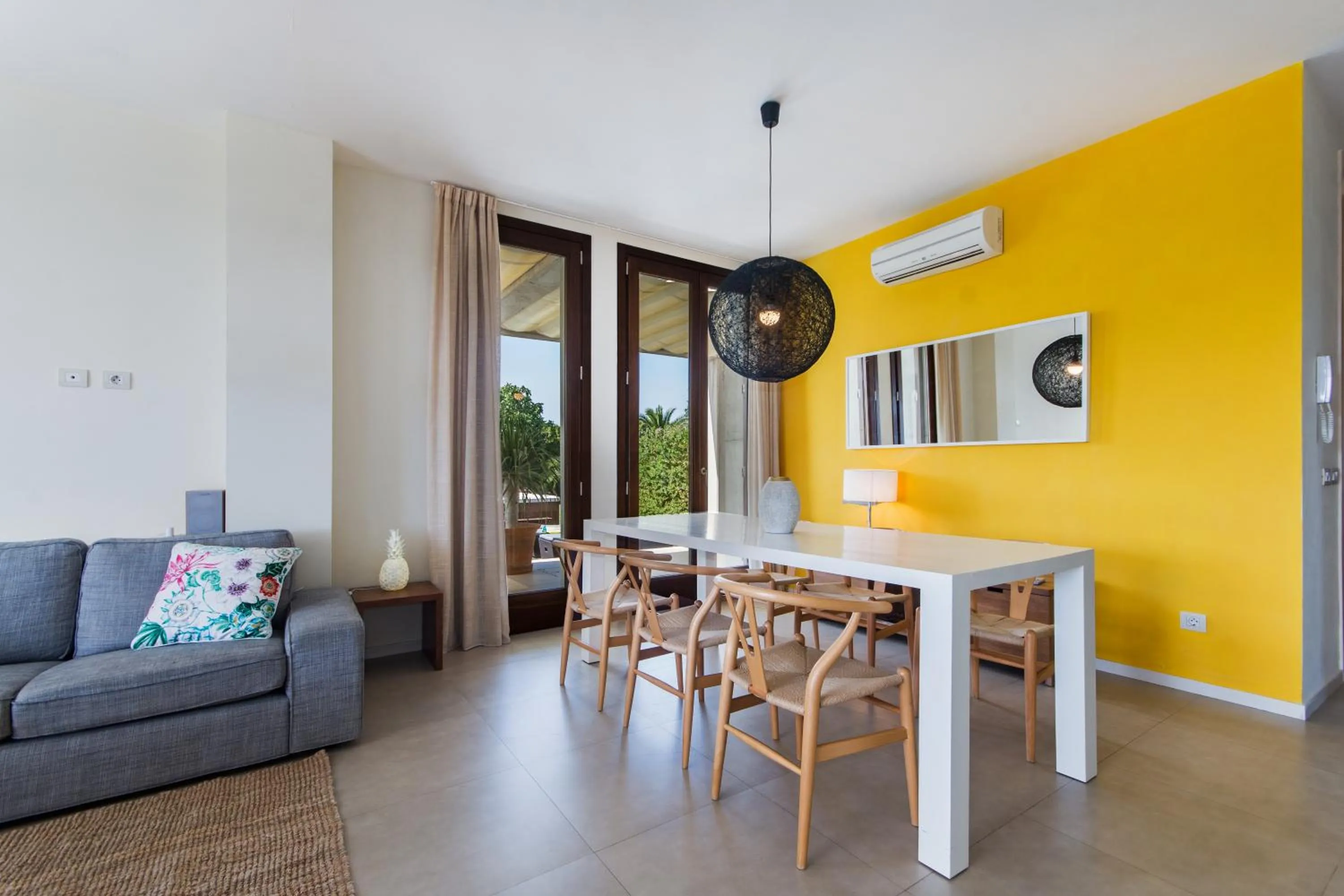 Living room in Villa Barcares Gran for 10, pool, gym and close to beach