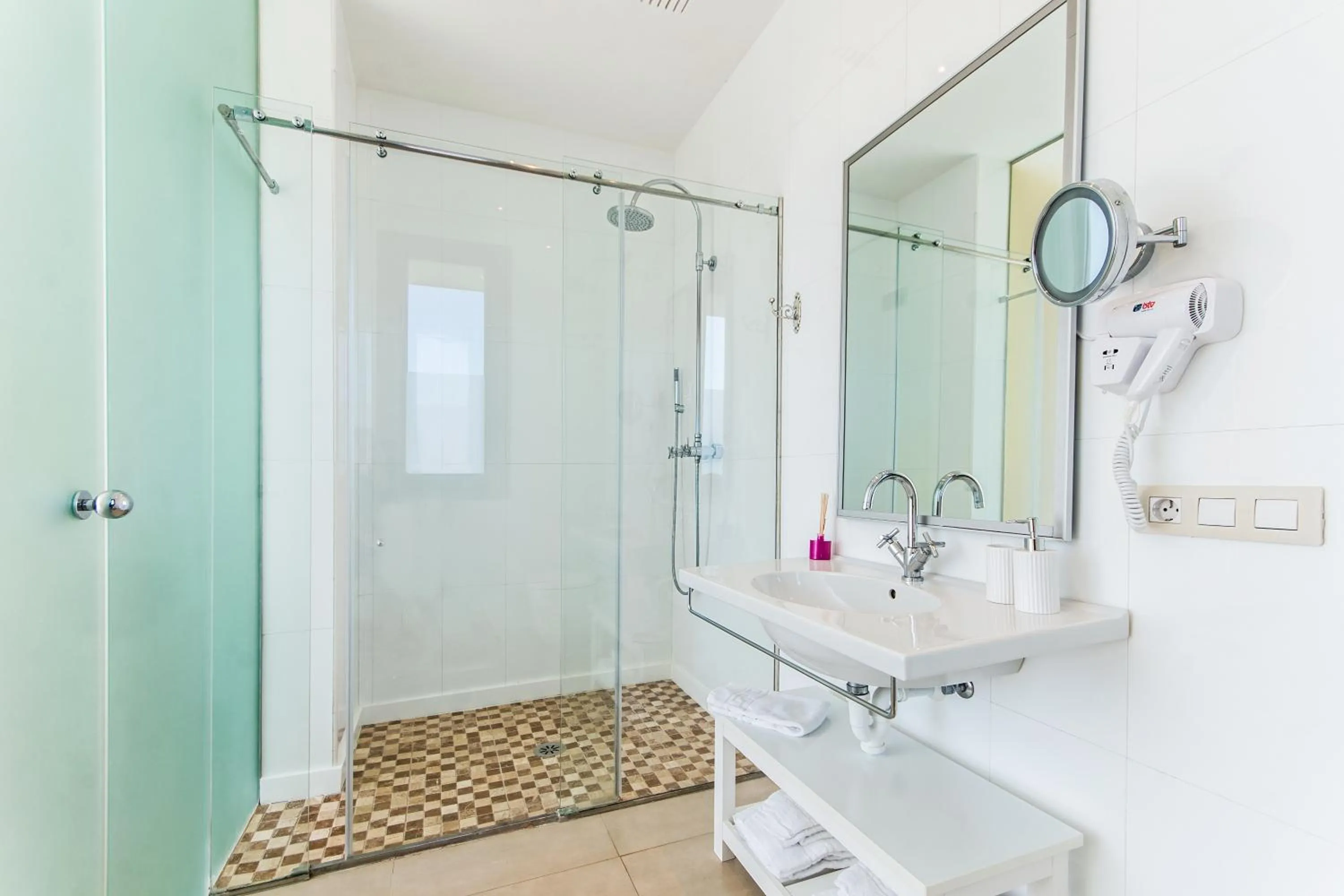 Bathroom in Villa Barcares Gran for 10, pool, gym and close to beach