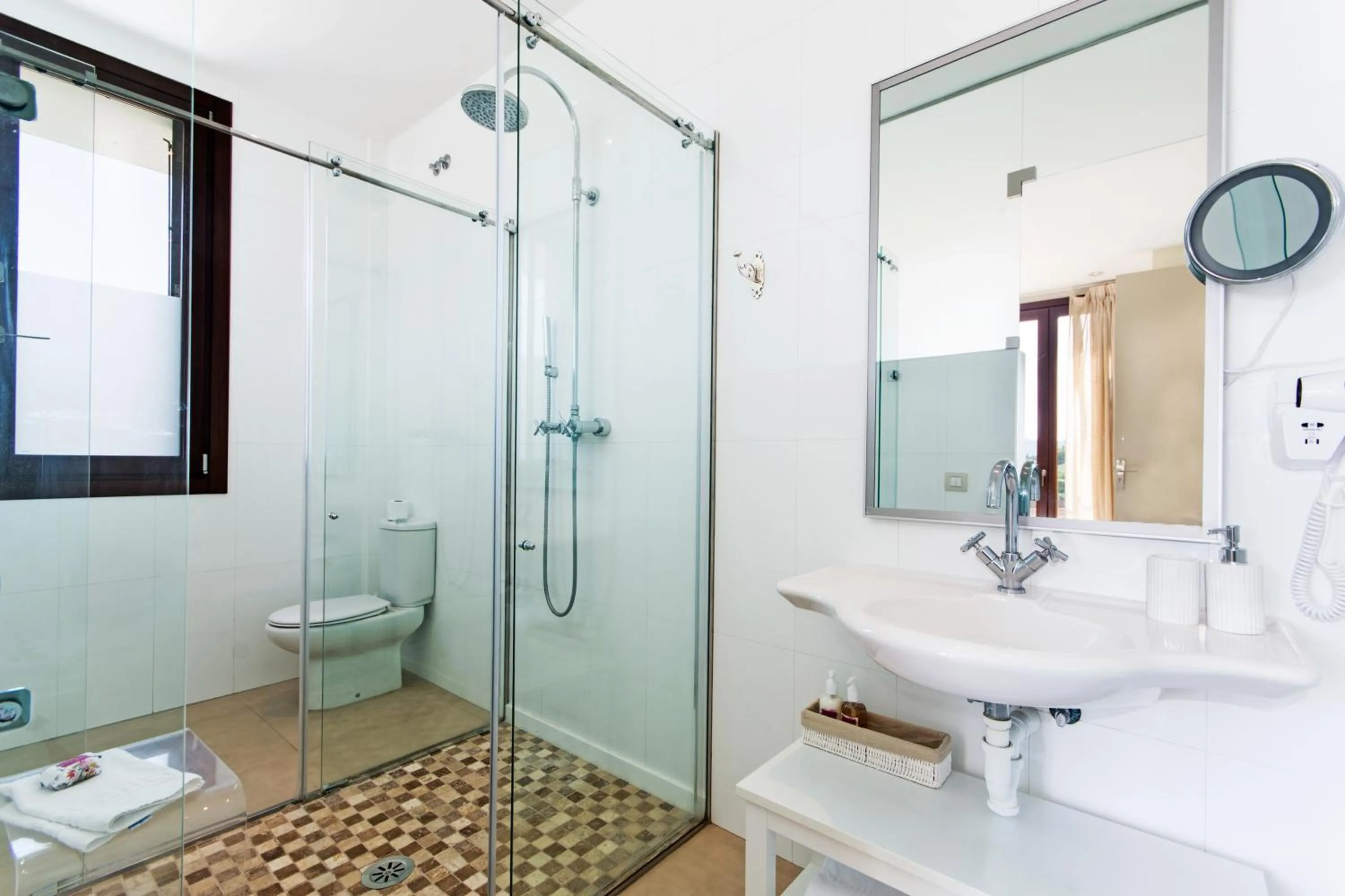 Bathroom in Villa Barcares Gran for 10, pool, gym and close to beach