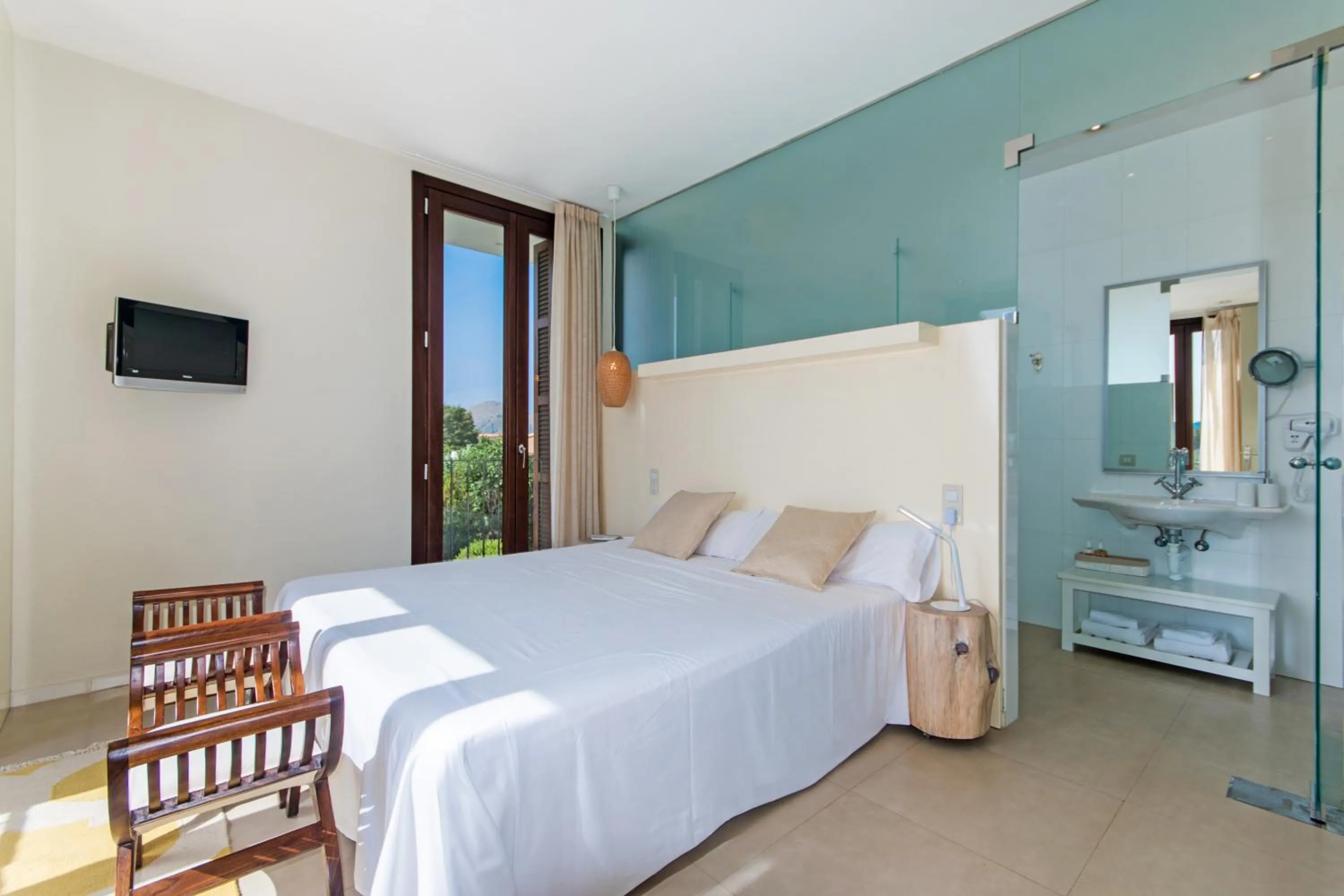 Photo of the whole room, Bed in Villa Barcares Gran for 10, pool, gym and close to beach