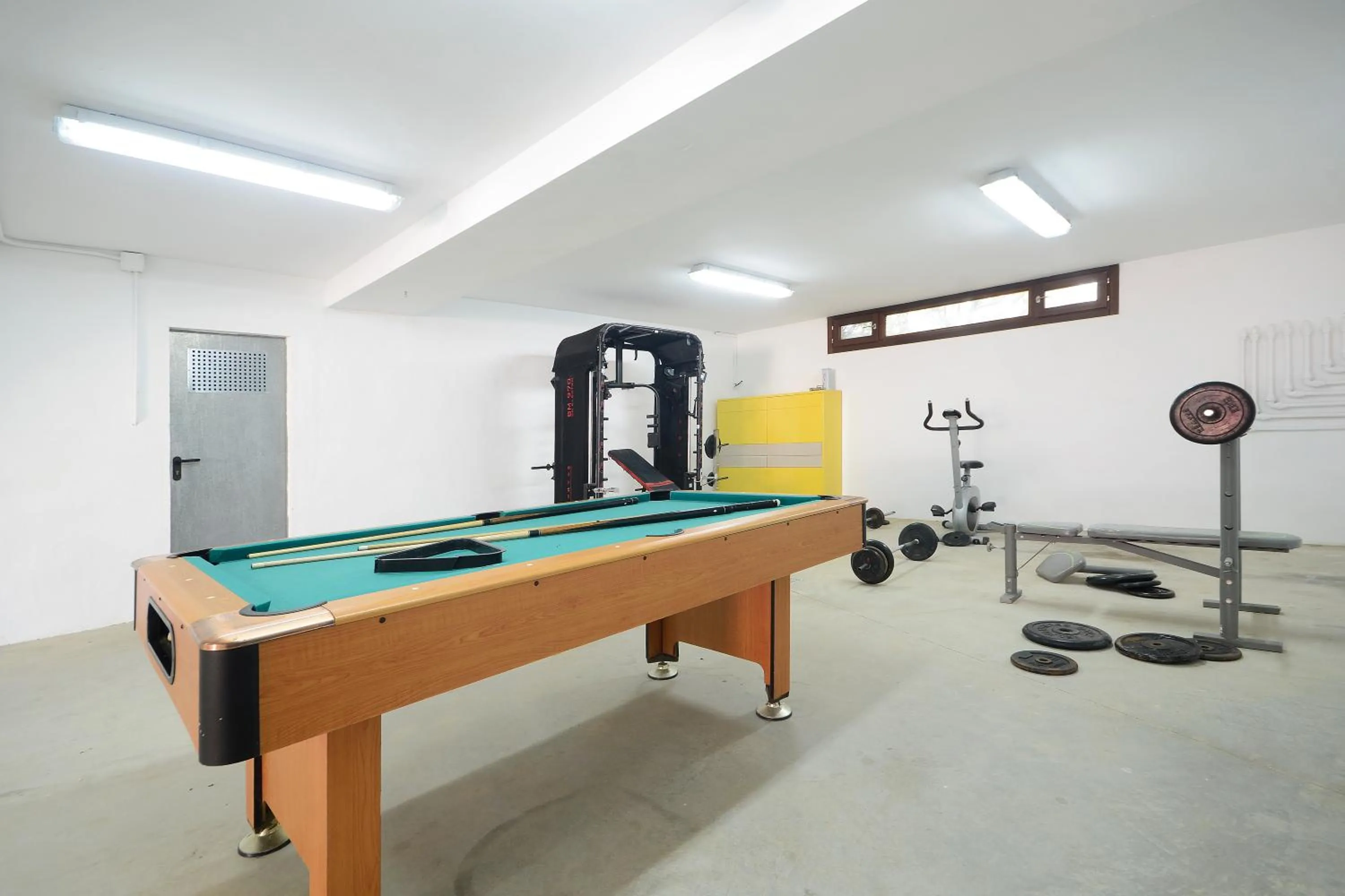 Billiard in Villa Barcares Gran for 10, pool, gym and close to beach
