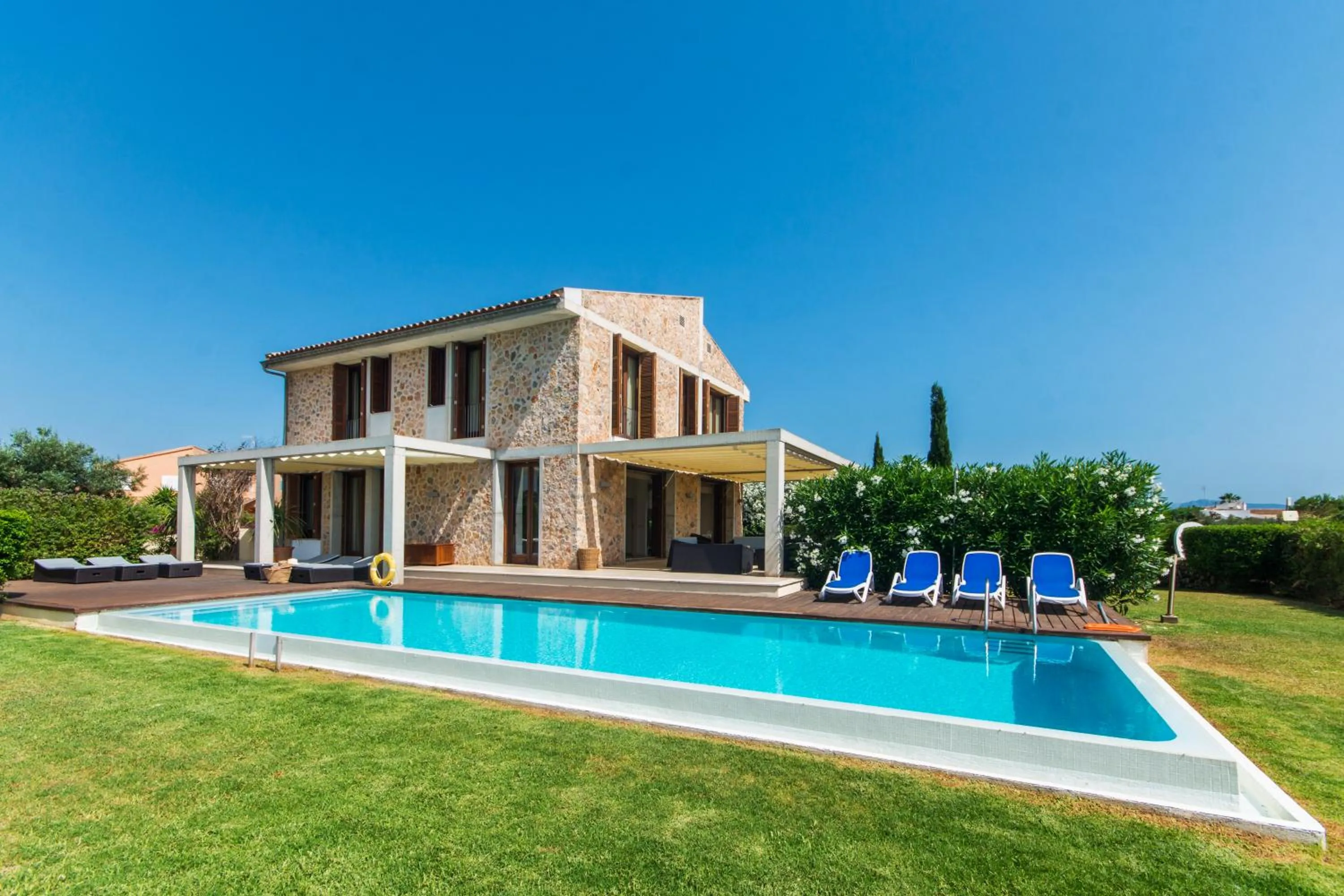 Property building in Villa Barcares Gran for 10, pool, gym and close to beach