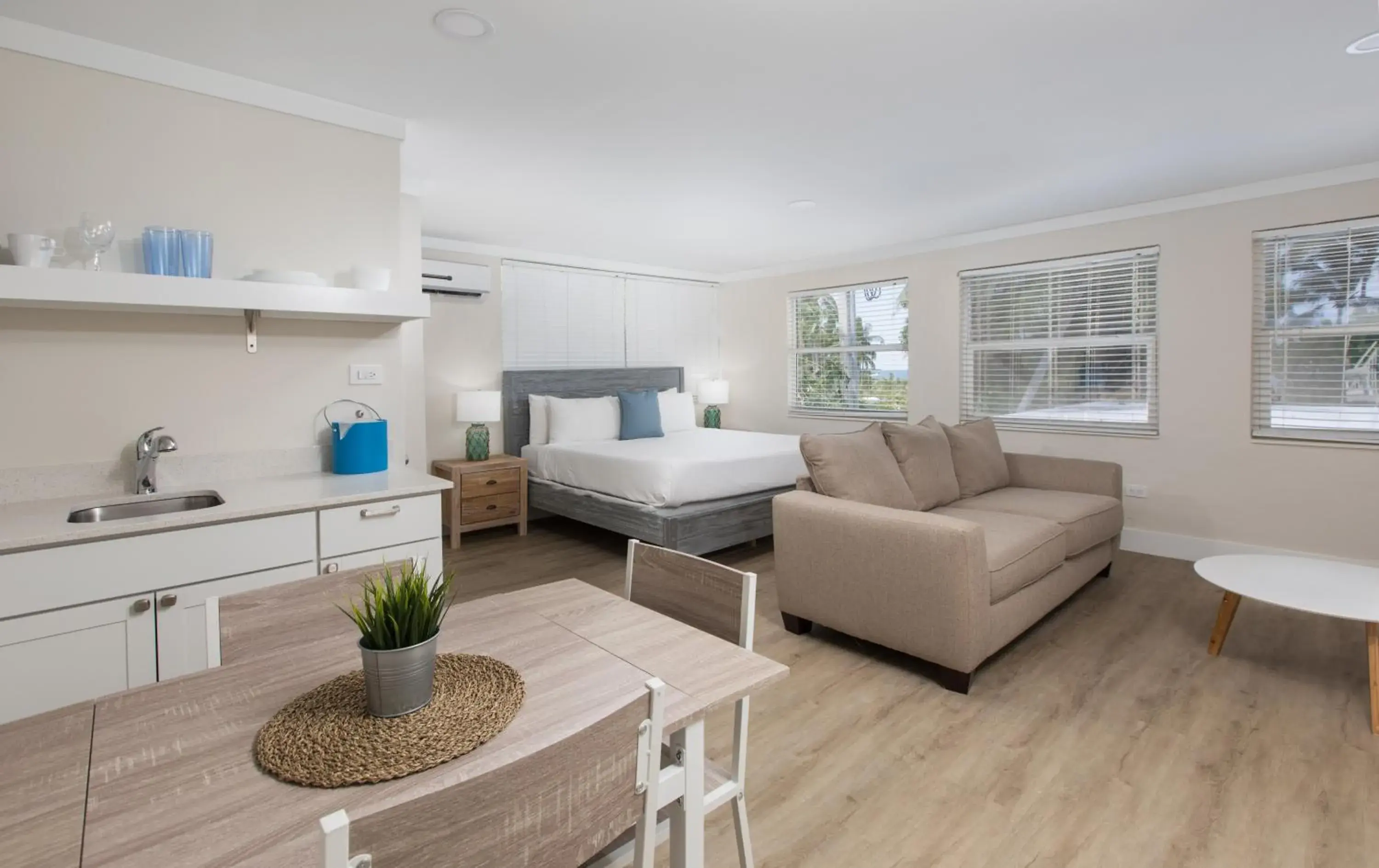 Seating area, Bed in La Jolla Resort Seating area, Bed in La Jolla Resort