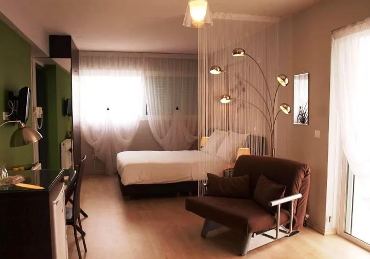 Photo of the whole room, Bed in Athens Habitat