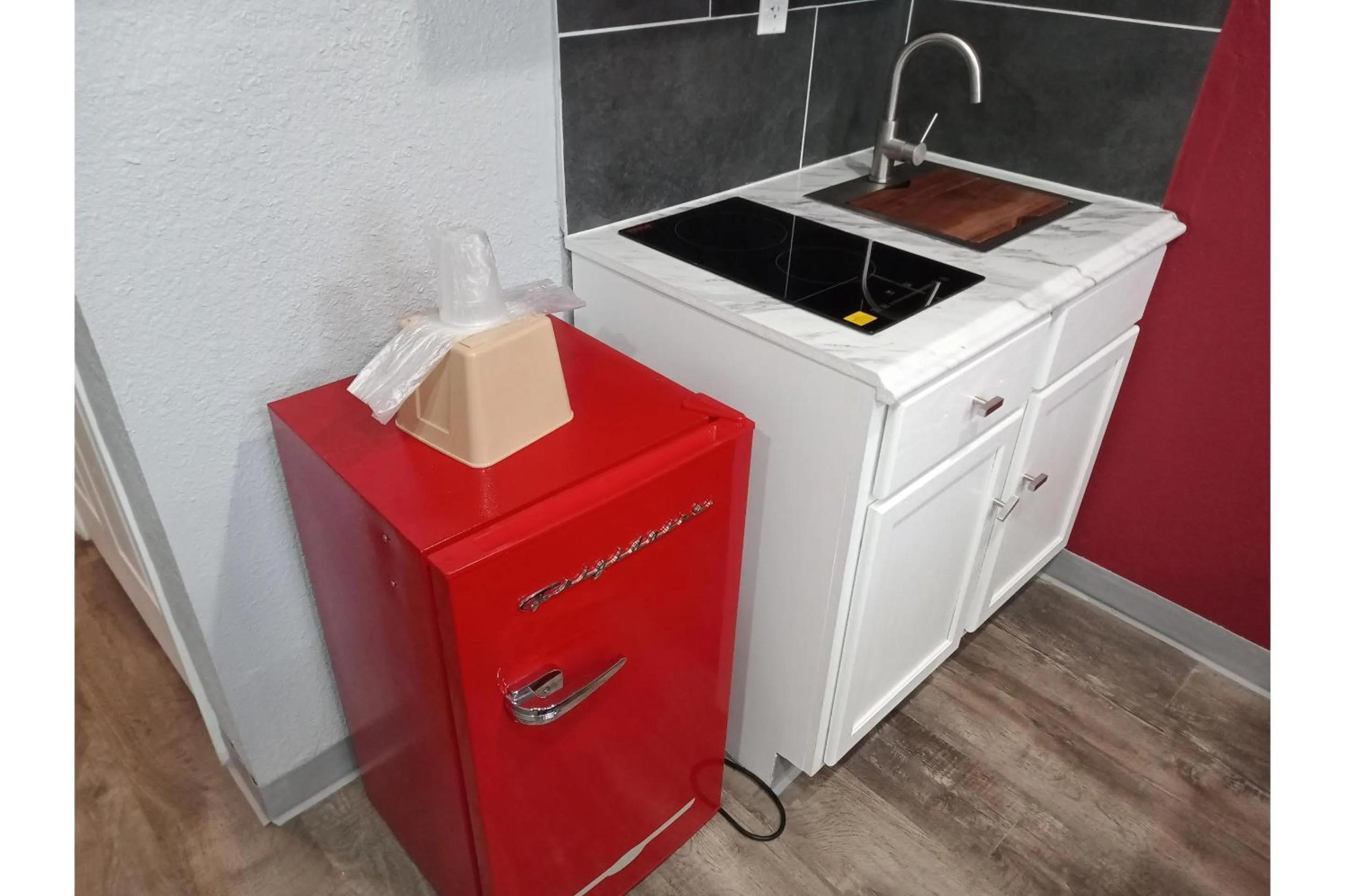 Kitchen or kitchenette in Marshall Lodge By OYO Hwy 65