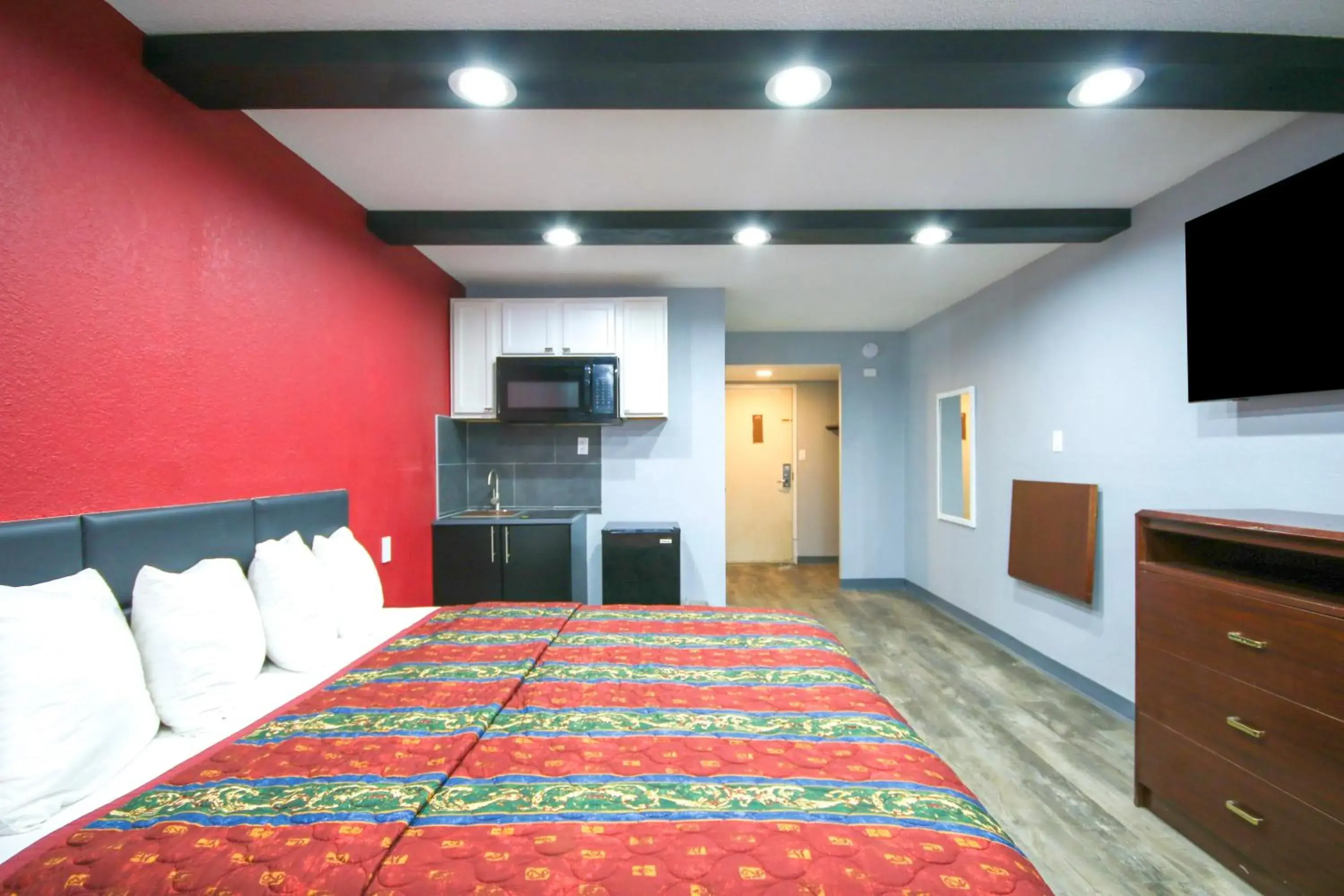 Kitchen or kitchenette, Bed in Marshall Lodge By OYO Hwy 65 Kitchen or kitchenette, Bed in Marshall Lodge By OYO Hwy 65