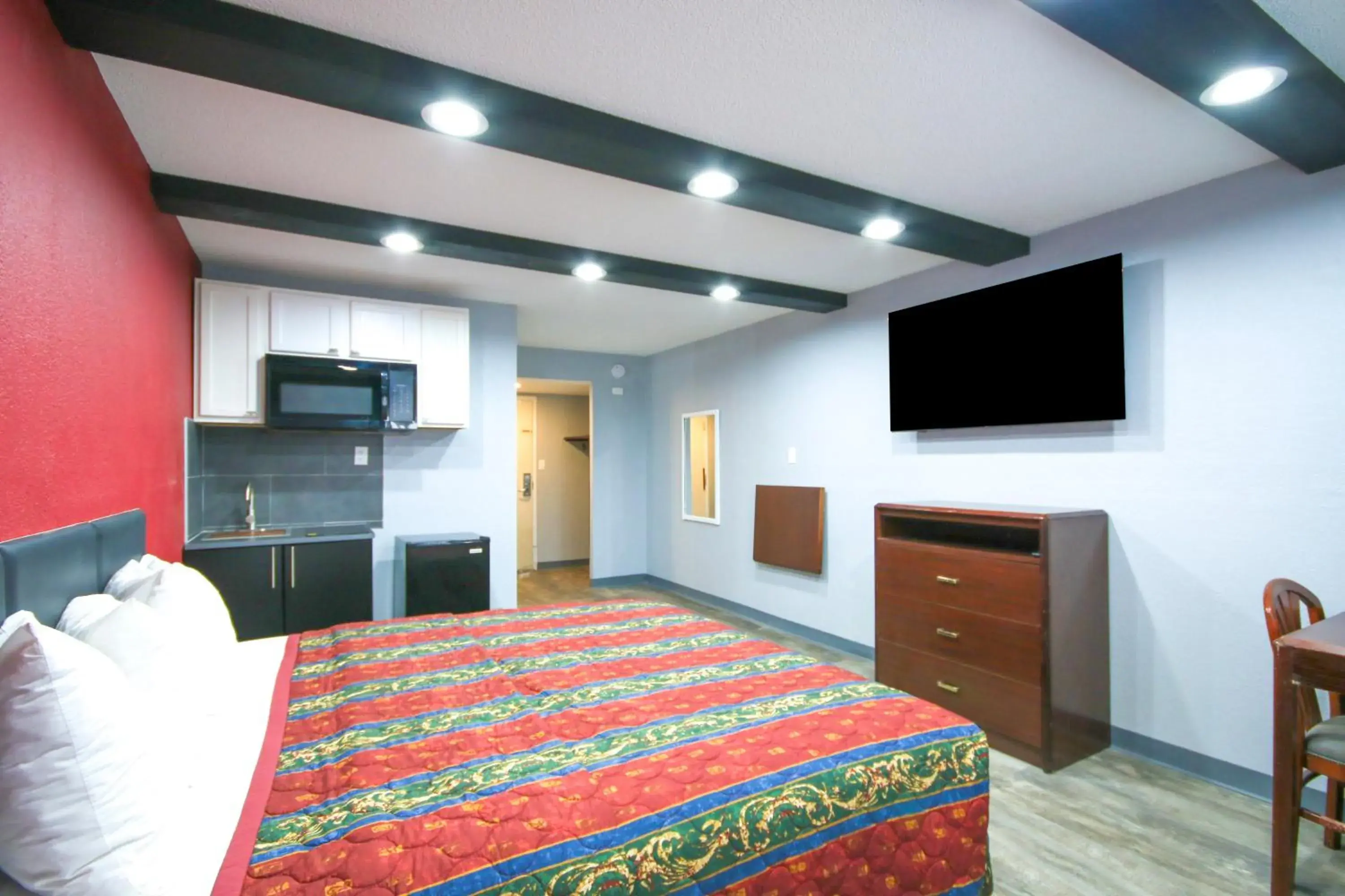 Kitchen or kitchenette, Bed in Marshall Lodge By OYO Hwy 65 Kitchen or kitchenette, Bed in Marshall Lodge By OYO Hwy 65