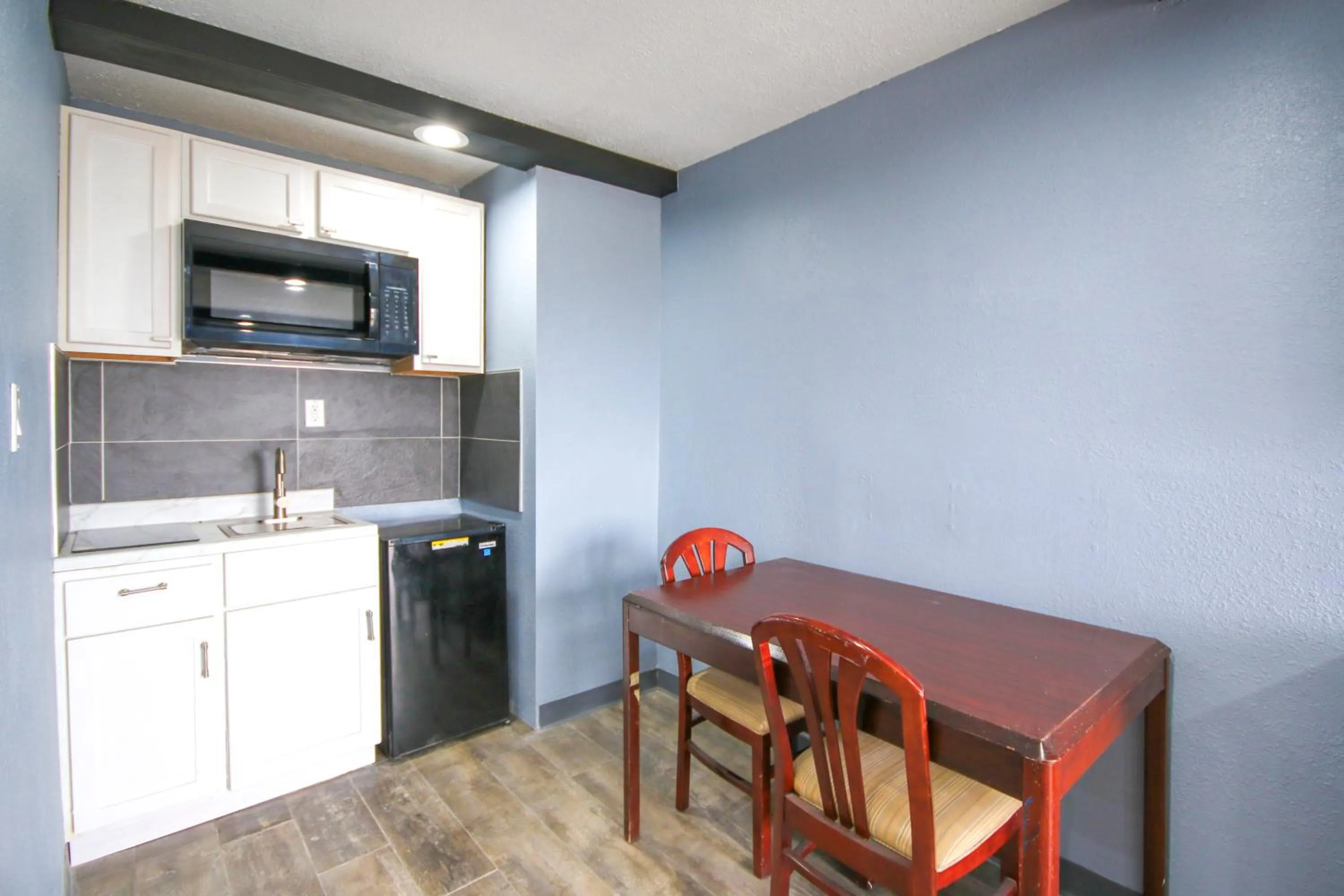 Kitchen or kitchenette in Marshall Lodge By OYO Hwy 65