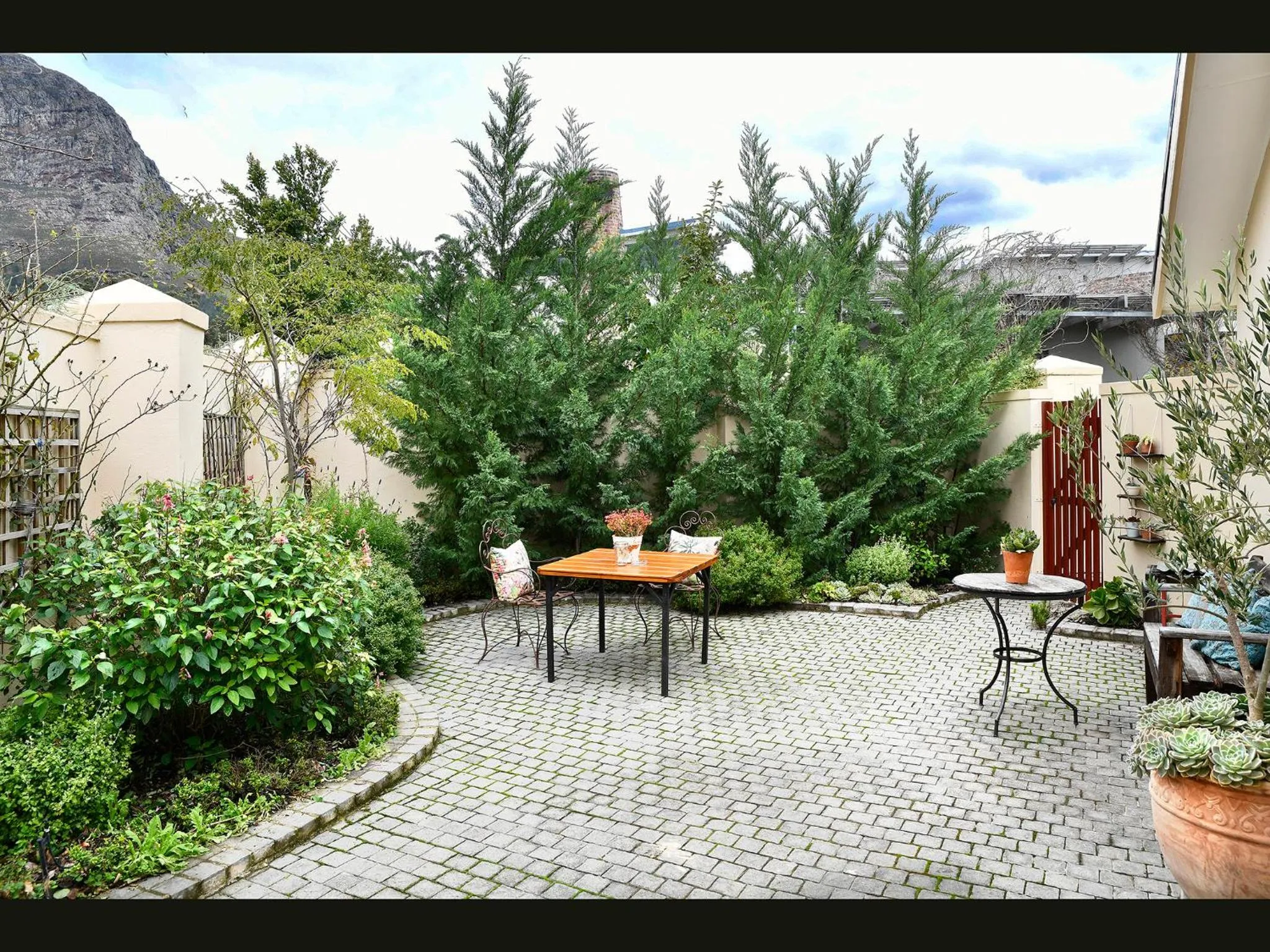 Garden in Petit & Grande Plaisir luxury self-catering