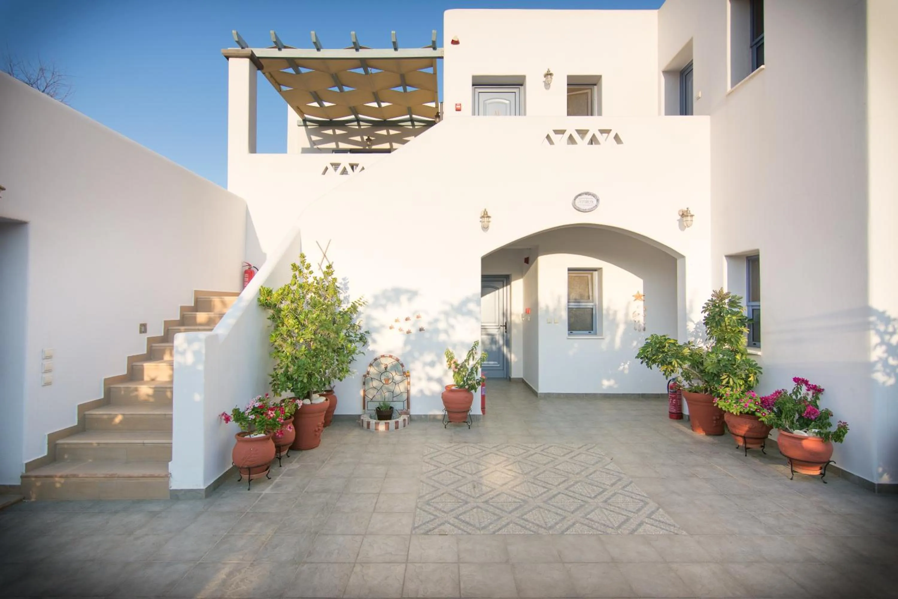 Facade/entrance in Kallisti Studios & Apartments