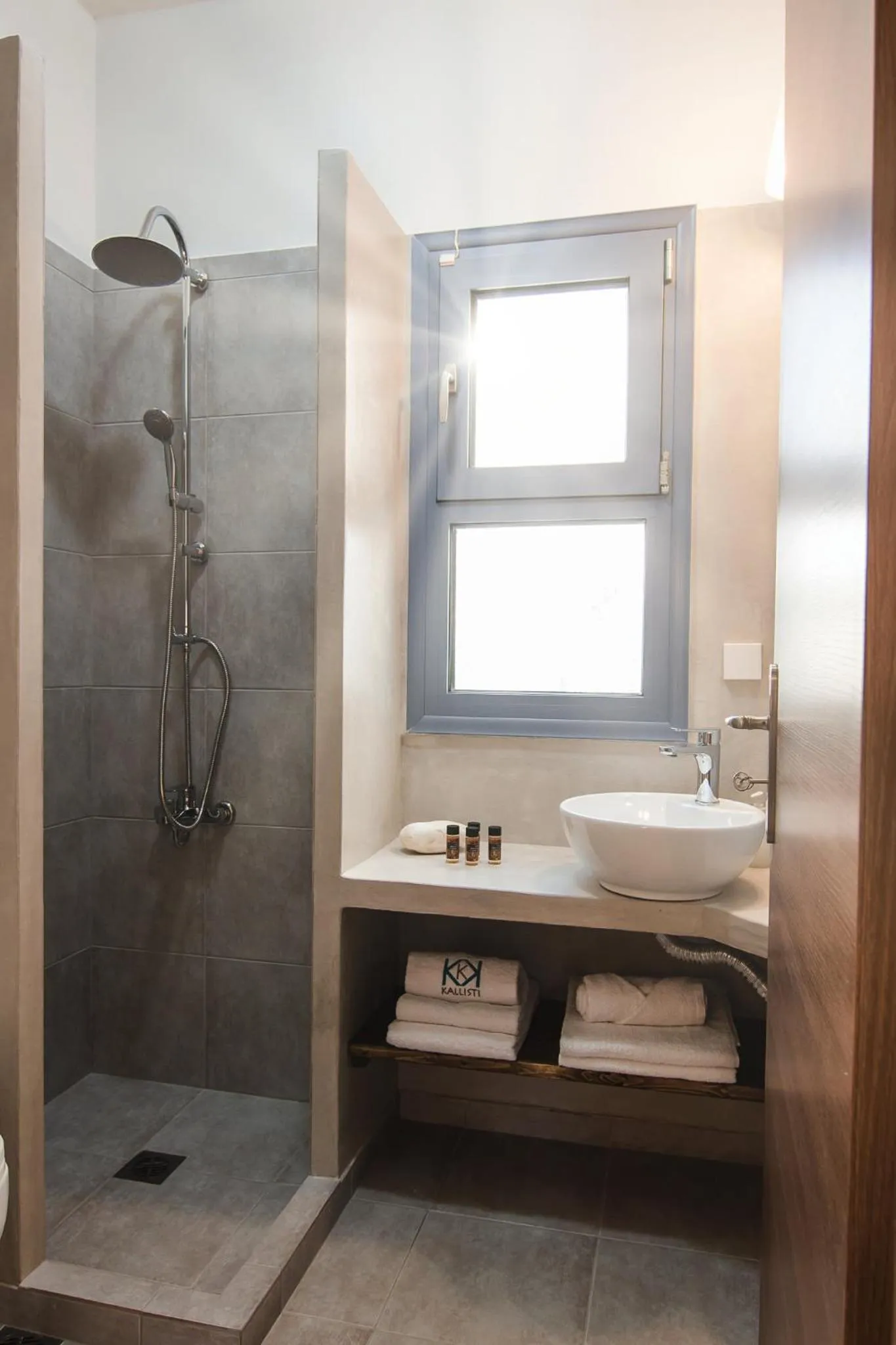 Shower in Kallisti Studios & Apartments