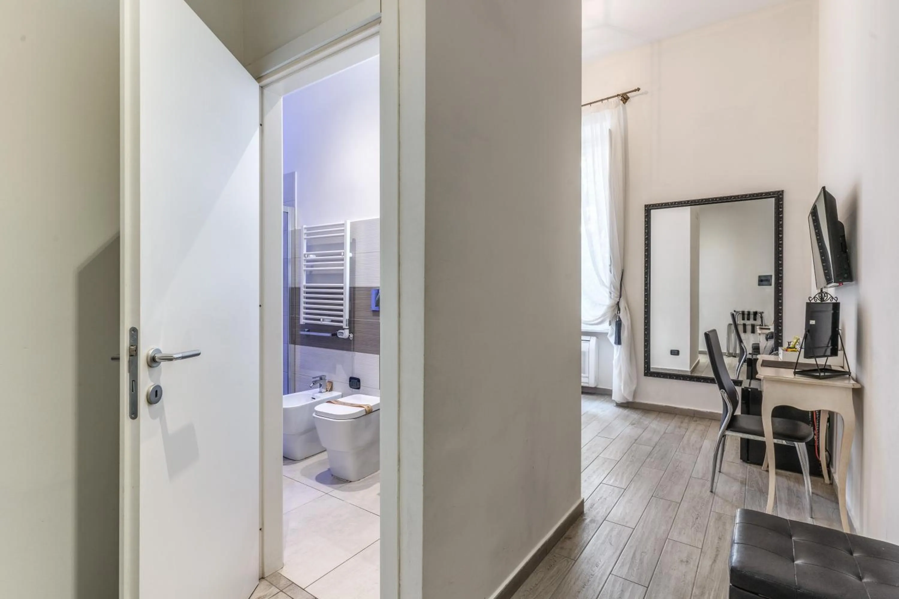 Photo of the whole room in Operà Suites Pinciana