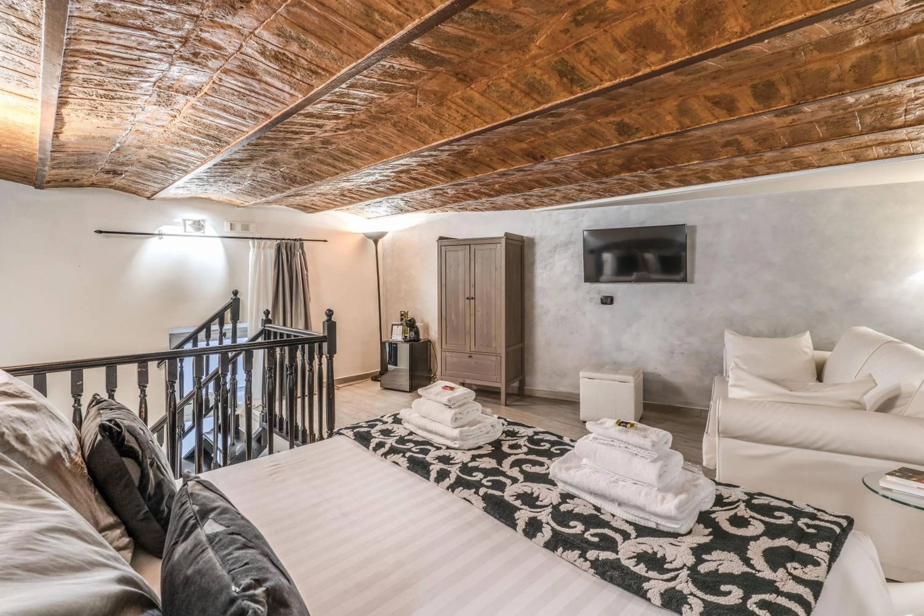 Photo of the whole room, Bed in Operà Suites Pinciana