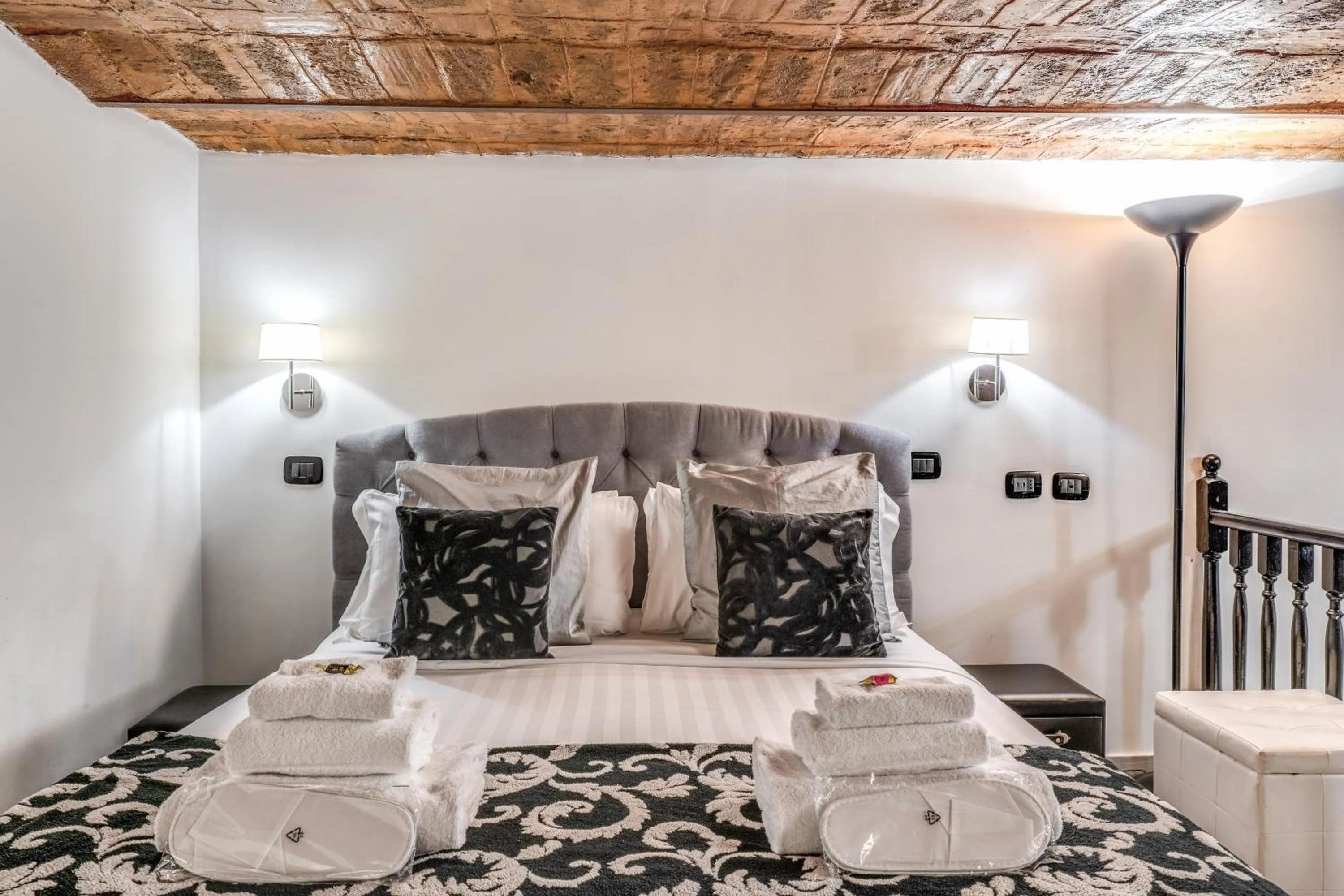 Bed in Operà Suites Pinciana