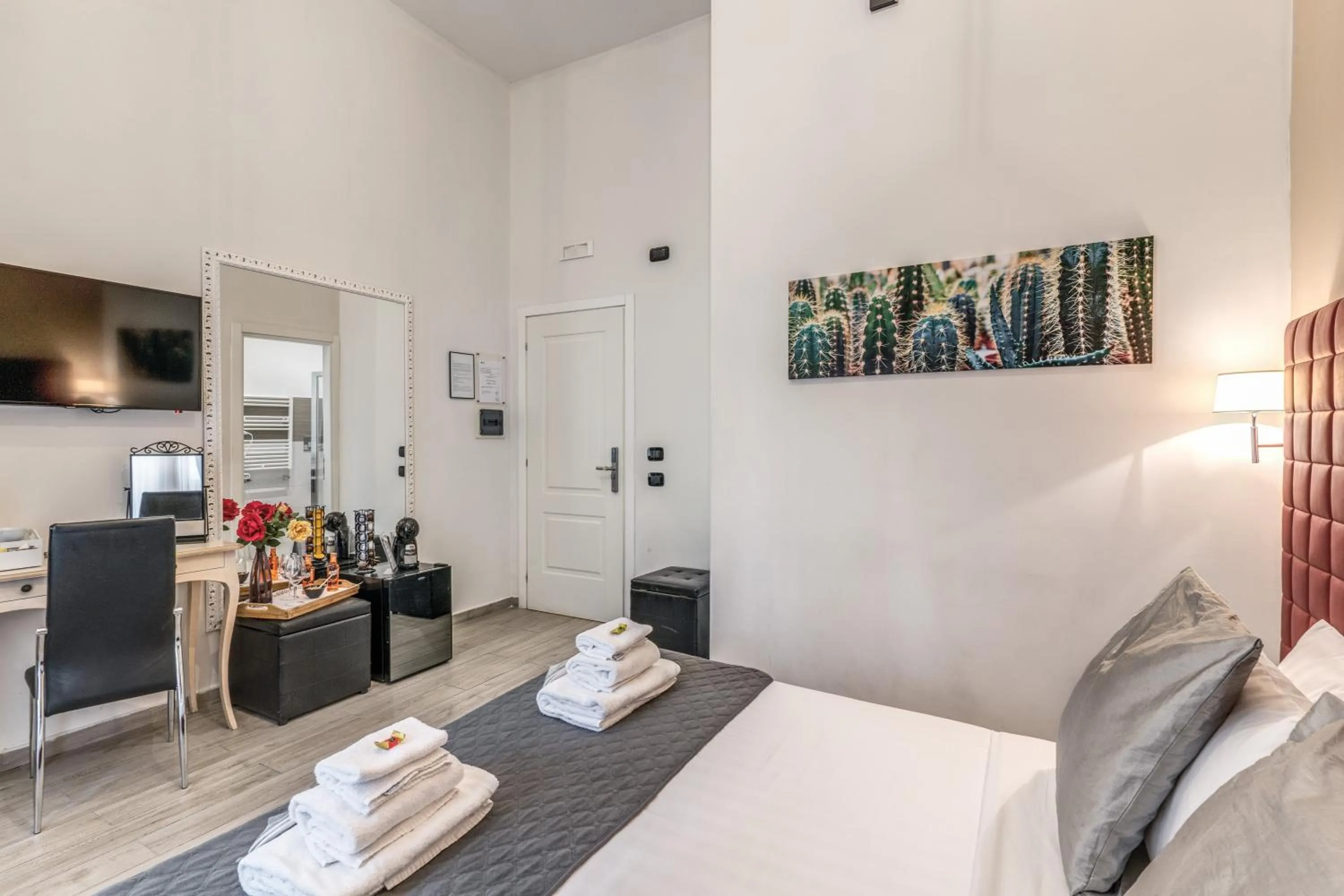 Photo of the whole room, Bed in Operà Suites Pinciana