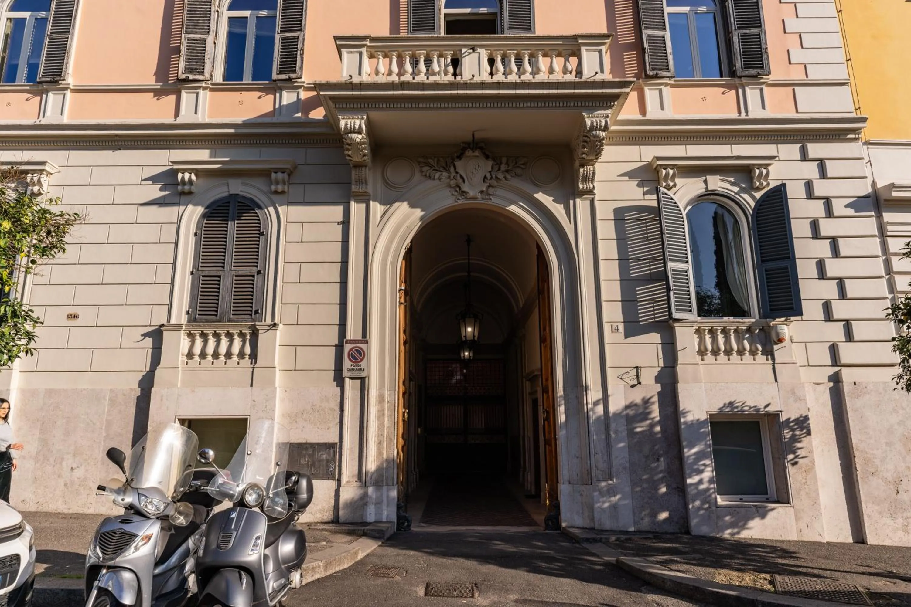 Facade/entrance in Operà Suites Pinciana