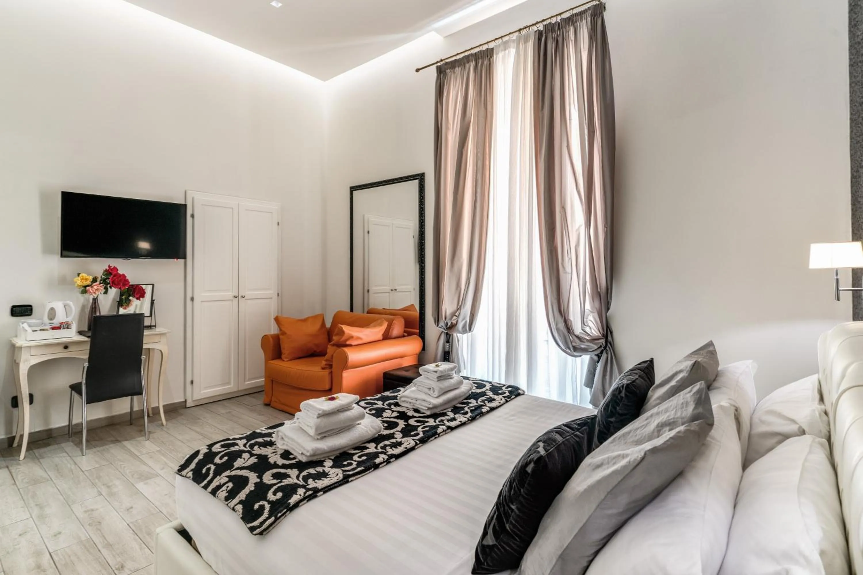 Photo of the whole room, Bed in Operà Suites Pinciana