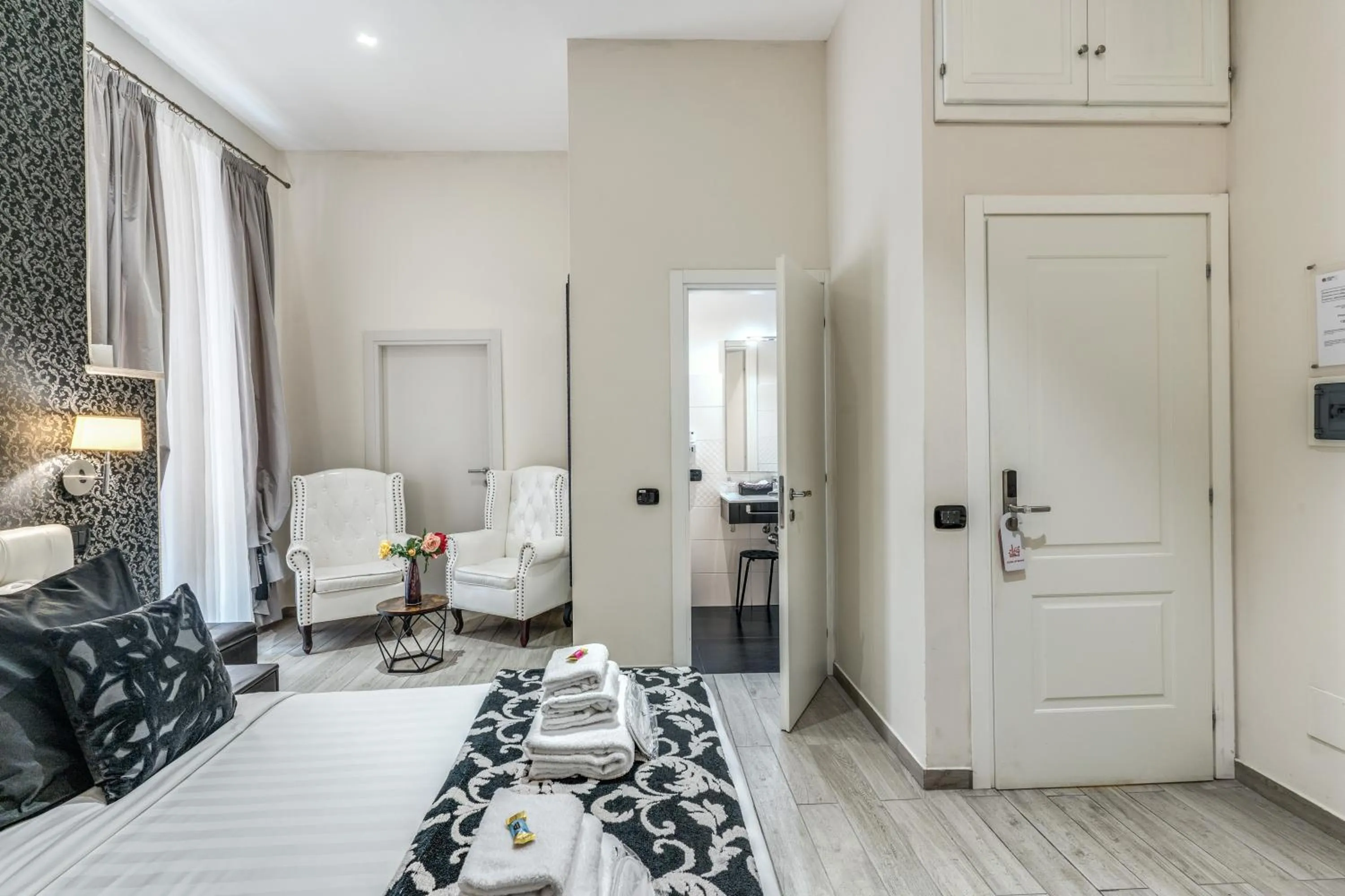 Photo of the whole room, Bed in Operà Suites Pinciana