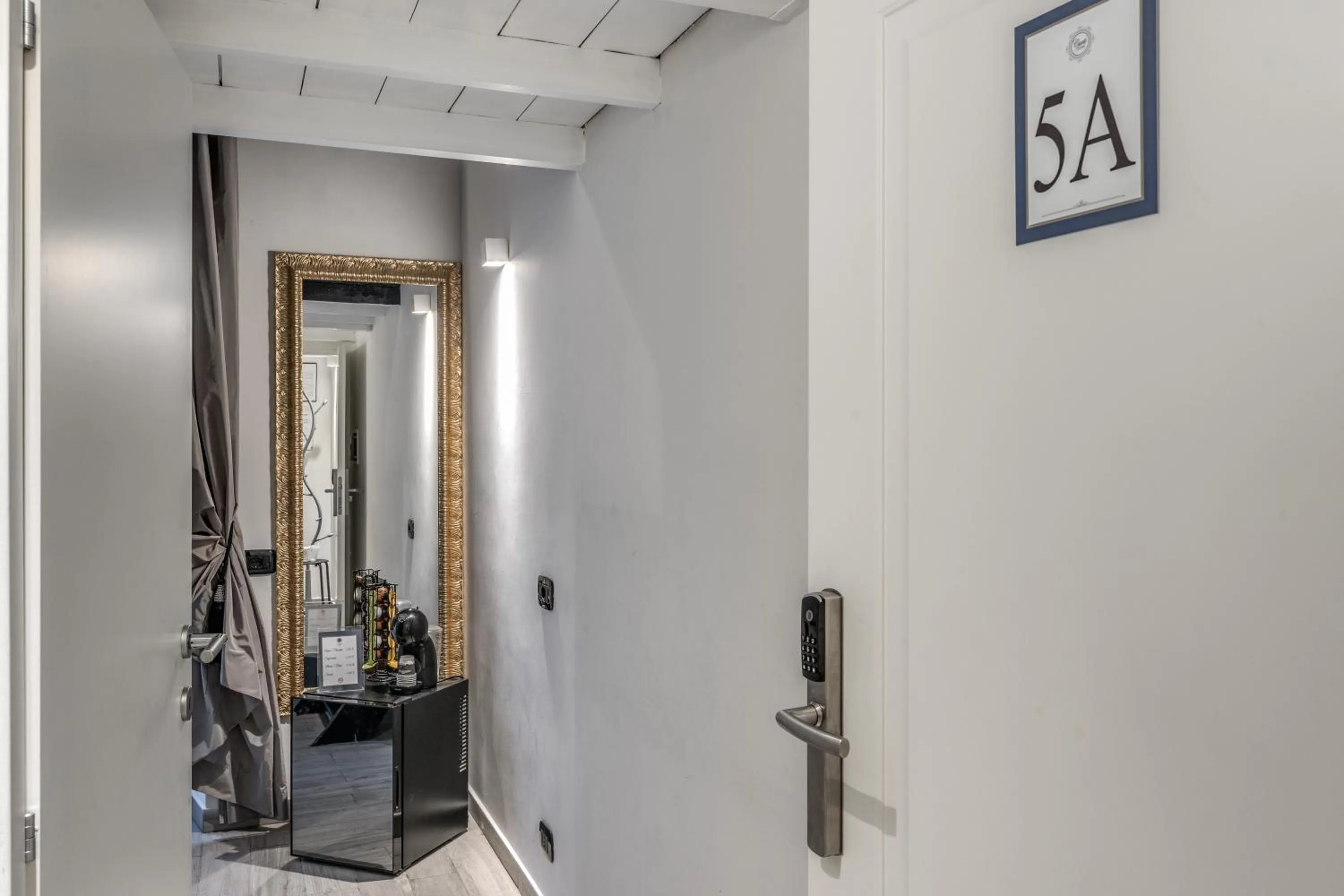 Photo of the whole room in Operà Suites Pinciana