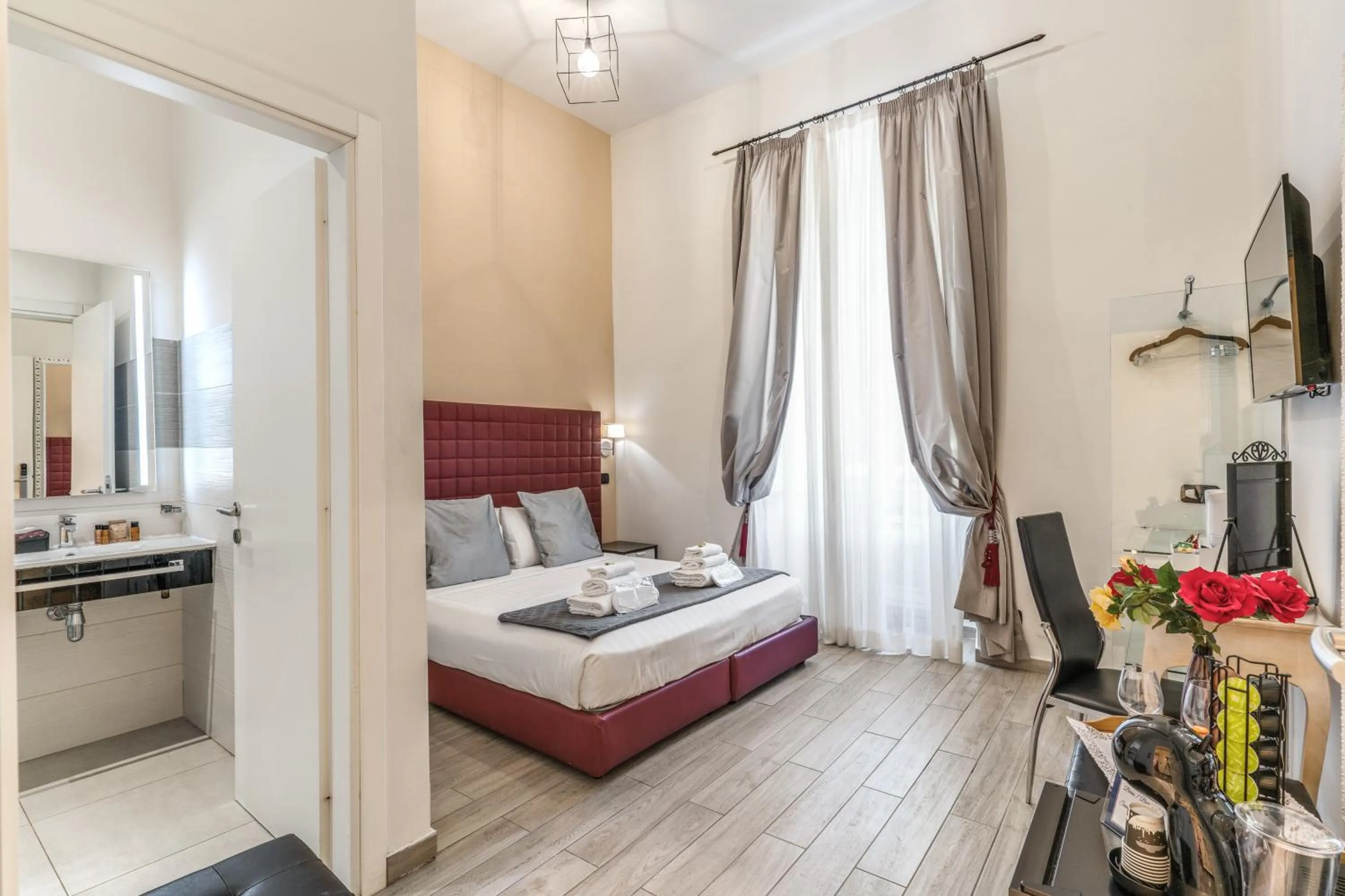 Photo of the whole room, Bed in Operà Suites Pinciana