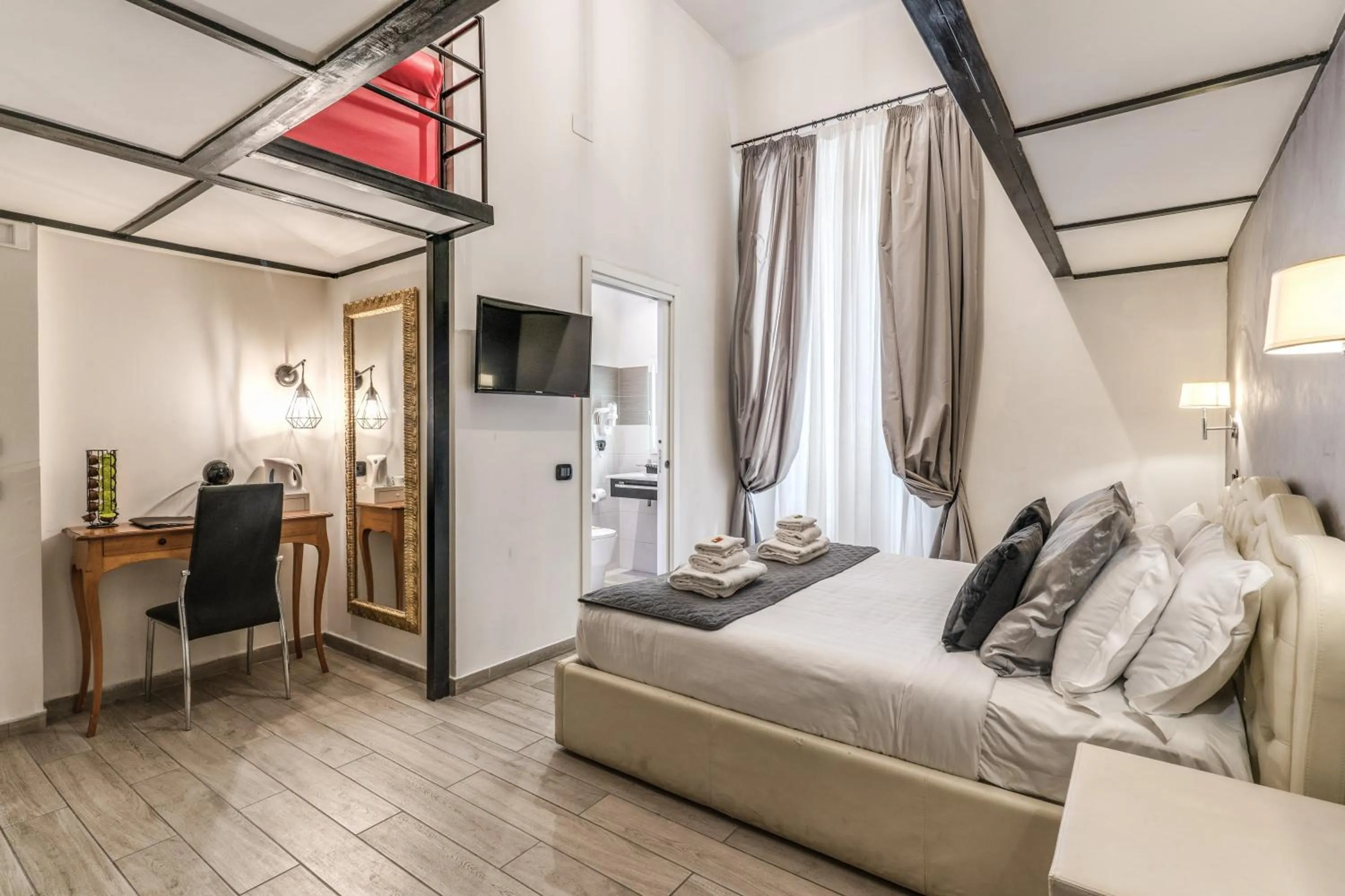 Photo of the whole room, Bed in Operà Suites Pinciana