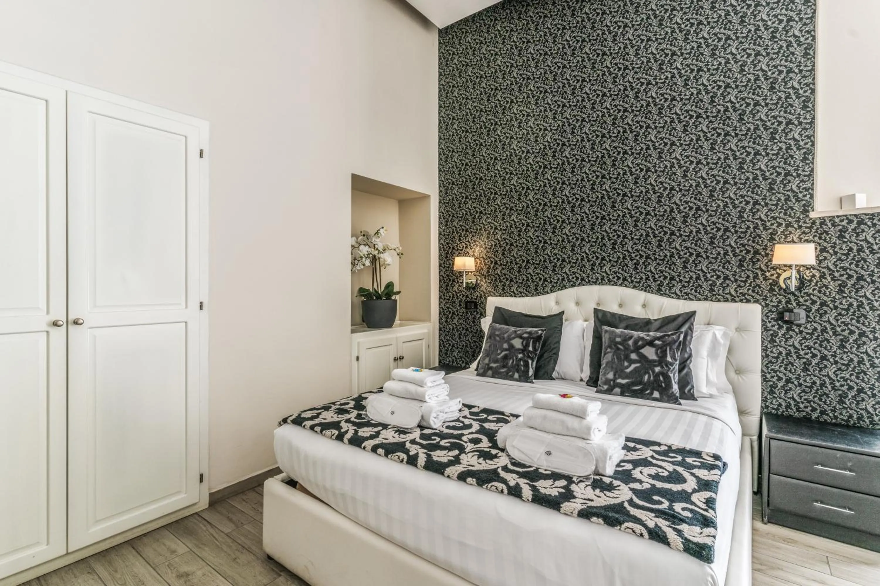 Bed in Operà Suites Pinciana